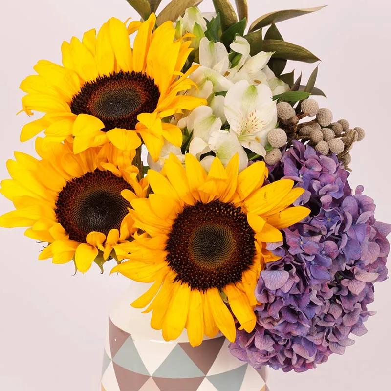 Radiant Flower Arrangement thumbnail 3