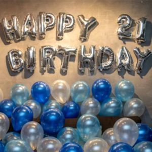 تزيين أنيق بالبالونات الزرقاء لمناسبة عيد الميلاد 21 1