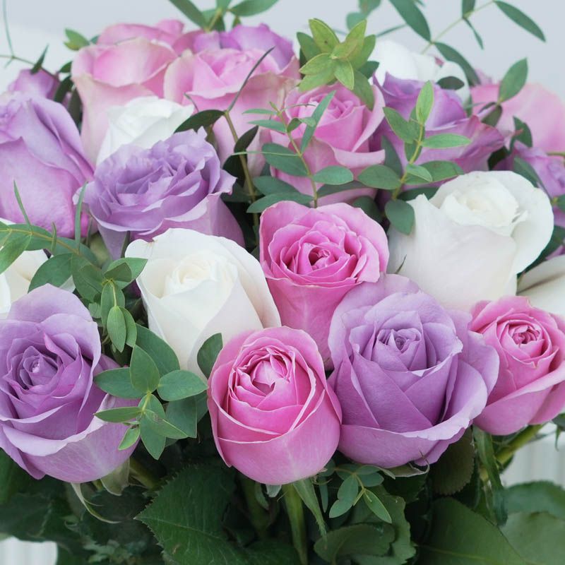 Grace 31 Roses in Vase thumbnail 3