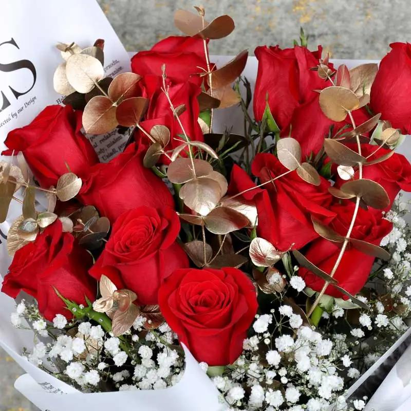 باقة ١١ وردة حمراء لمشاعر عميقة thumbnail 3