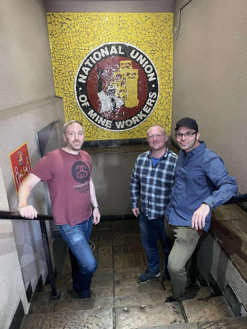 Holdet bag Global Skurvogn: Journalist Rune Eltard-Sørensen (tv), murersvend Emil Olsen (i midten) og filmproducent Andreas Bülow (med kasket). Foto: Privat.