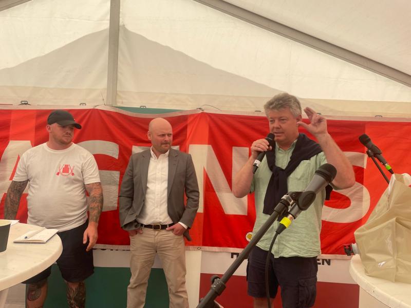 Morten Melchiors (til højre) fra De Konservative bakker op om fagbevægelsens krav om adgang til byggepladser. Foto: RES.
