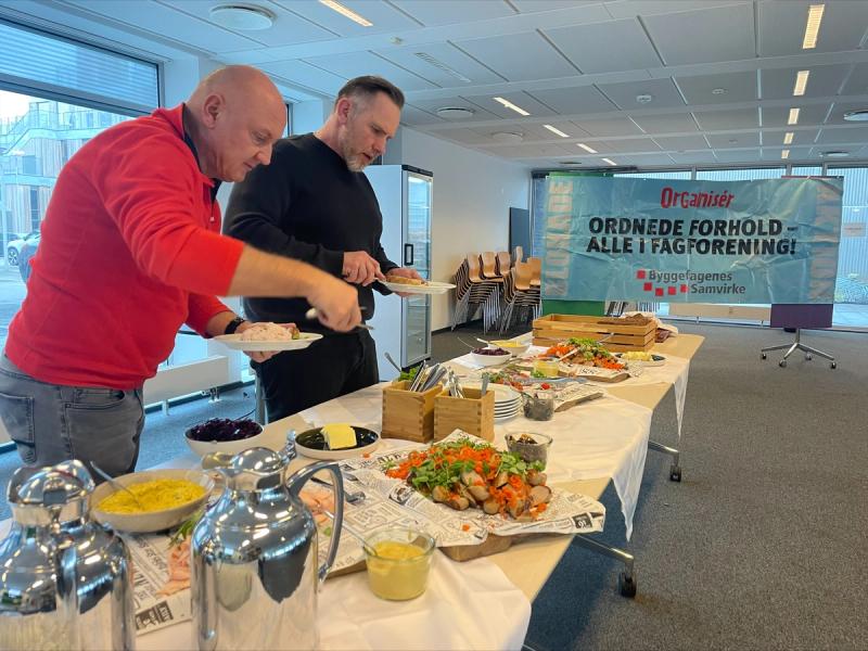 Også tid til social samværd og mad. Foto: RES.