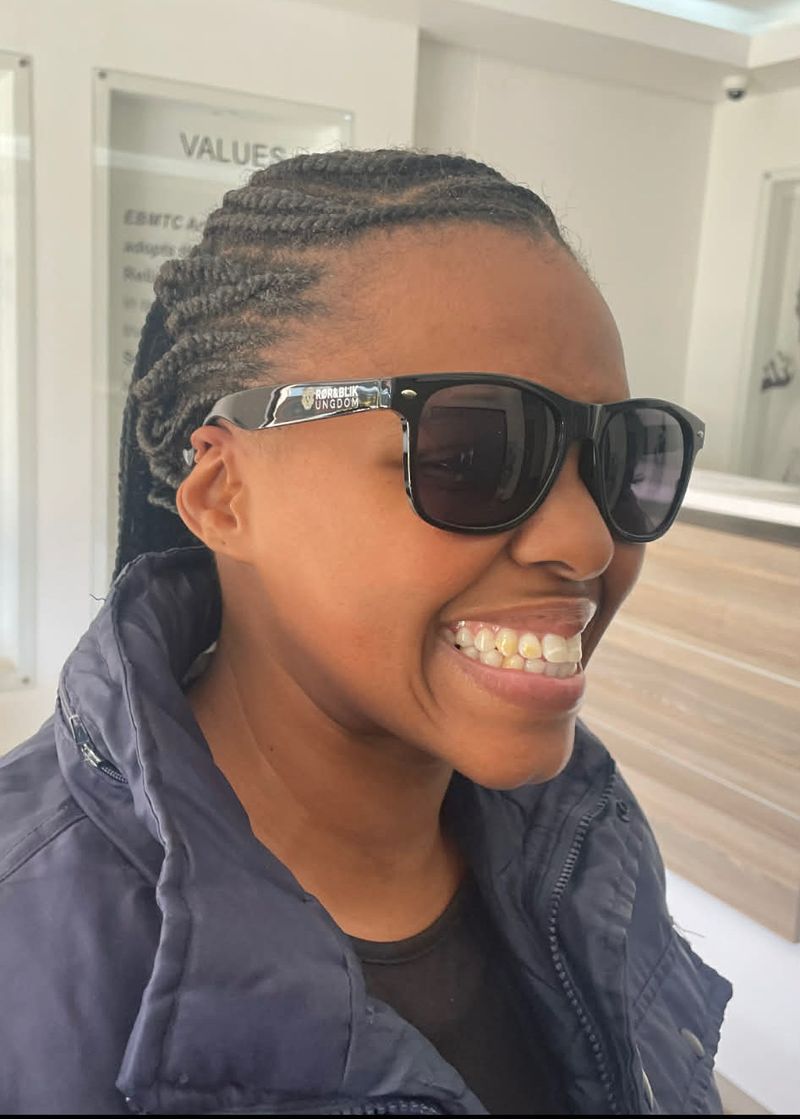 Smilende VVS'er med gave fra Rør og Blikkenslagernes Fagforeningen: Solbriller. Foto: RES.