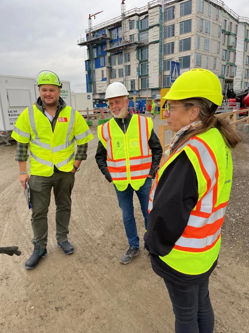Christian Ingebrekt (til venstre) viste næstformand for Fagbevægelsens Hovedorganisation/FH, Flemming Grønsund, (med hvid hjelm) rundt og fortalte om støv. Foto: Privat.