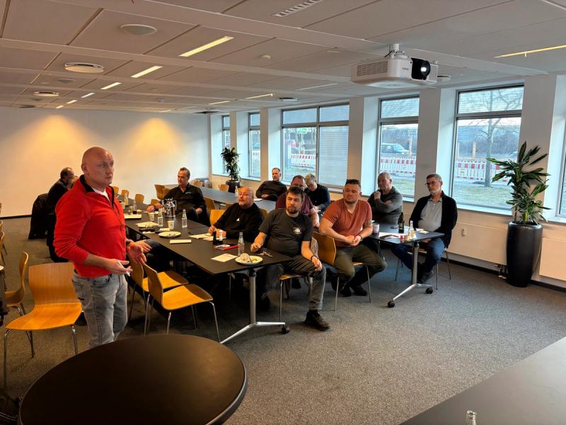 Robert Olejnik (i den røde bluse) fortalte engageret om udfordringerne for polakker i den danske byggebranche. Foto: Søren J.