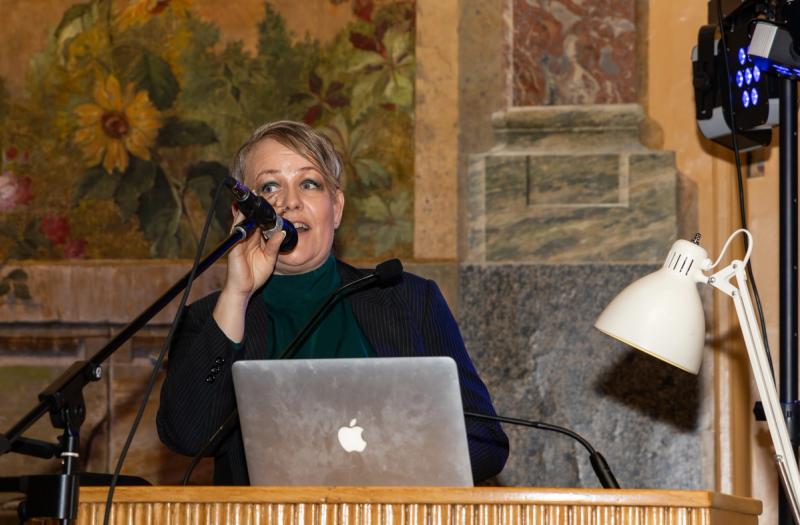 Michelle Frese, formand for Malernes Fagforening i København, og kassere i Byggefagenes Samvirke, takkede for gaver og donationer. Foto: Søren Andersen.