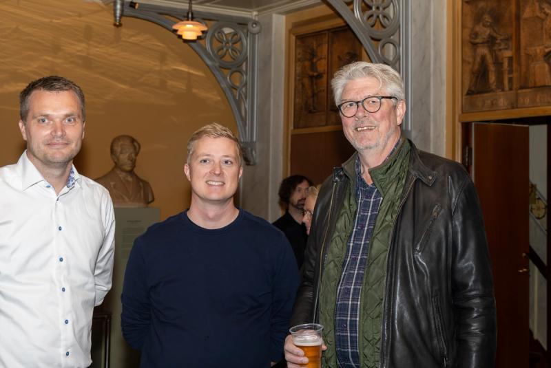 Formanden for FH Hovedstaden Mikkel Andersen, til venstre, sammen med Rasmus Henriksen, formand for Dansk El-Forbund i København, og medlem af Beskæftigelsesudvalget for SF, Karsten Hønge. Foto: Søren Andersen. 