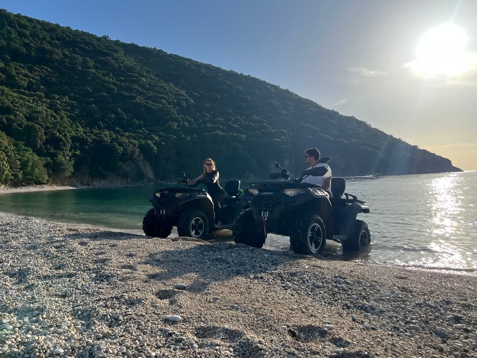 Dy quad të parkuar në një gji të fshehur me zaje pranë Sarandës me ujë bruz