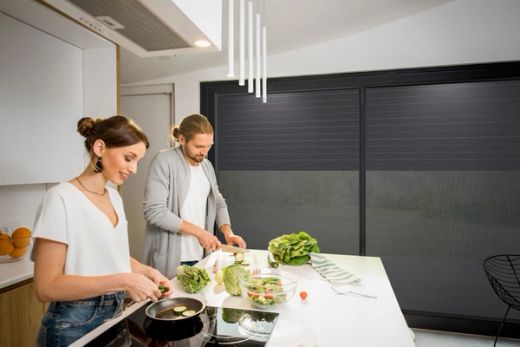 Couple cuisinant dans une cuisine lumineuse