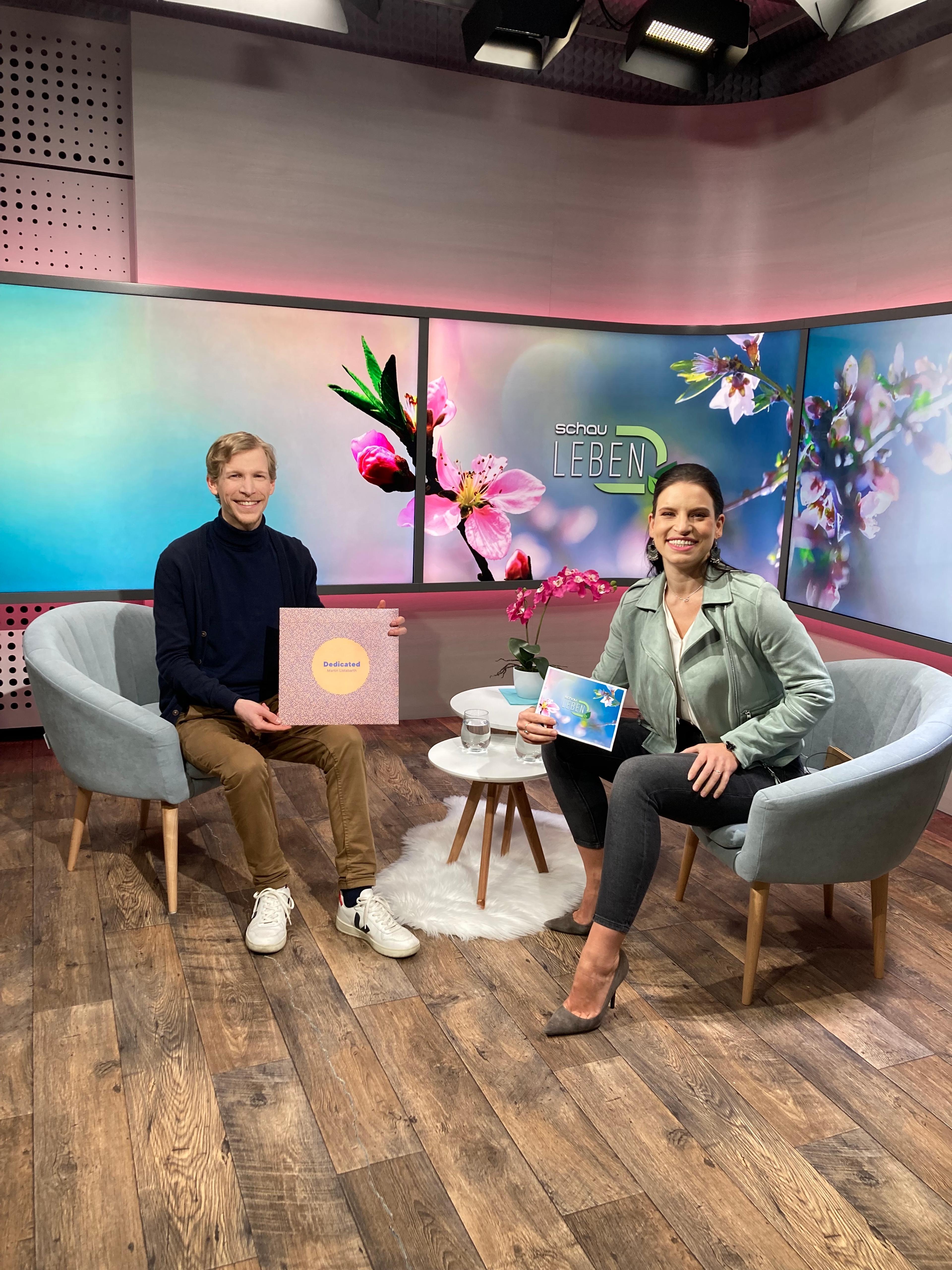 Der Pianist Martin Listabarth mit seiner neuen Platte "Dedicated" und die Moderatorin Conny Kreuter beim Interview im Schau TV Studio.