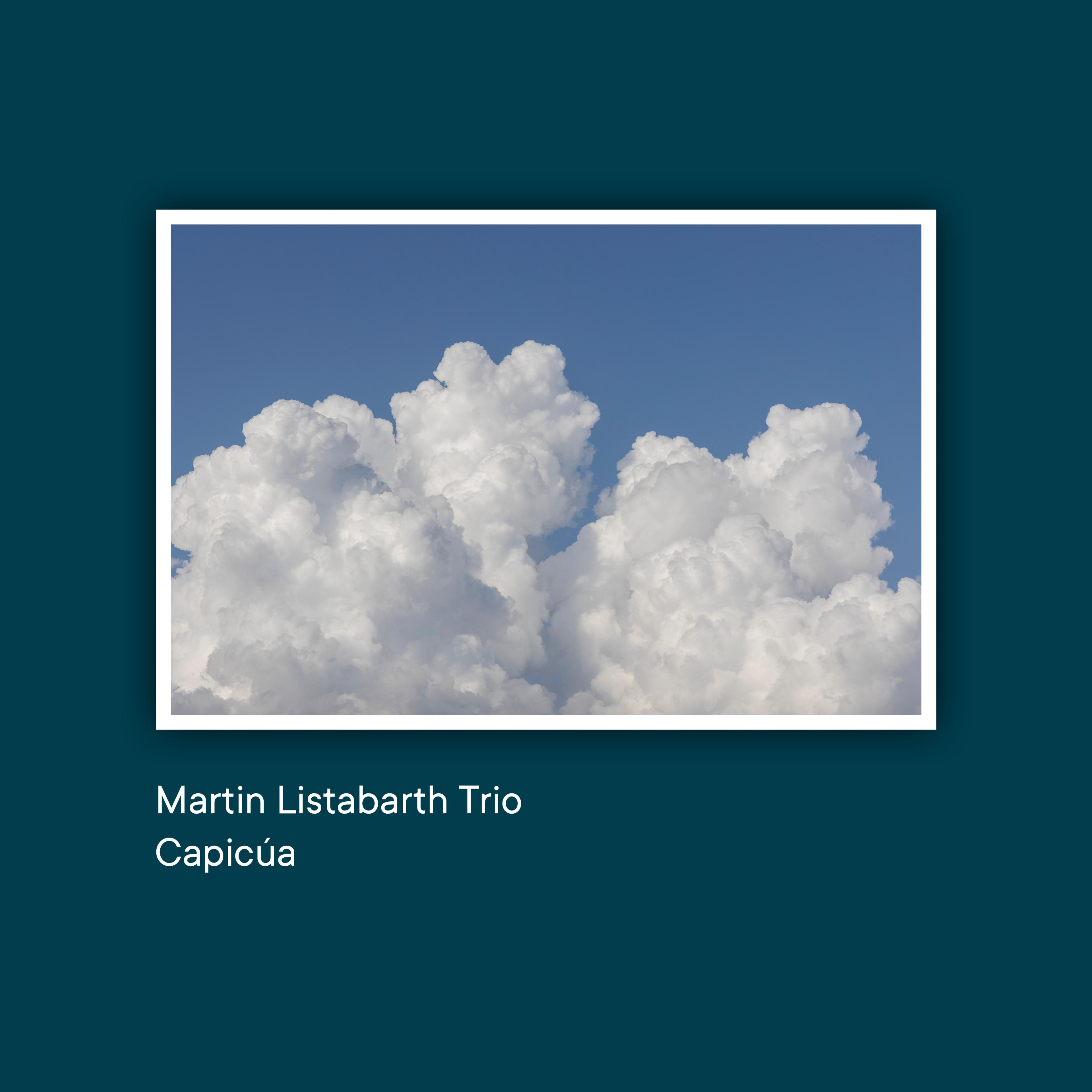 Auf dem Album-Cover zur Single "Capicúa" des Martin Listabarth Trios ist eine Postkarte zu sehen, die weiße Wolken vor einem blauen Himmel zeigen.