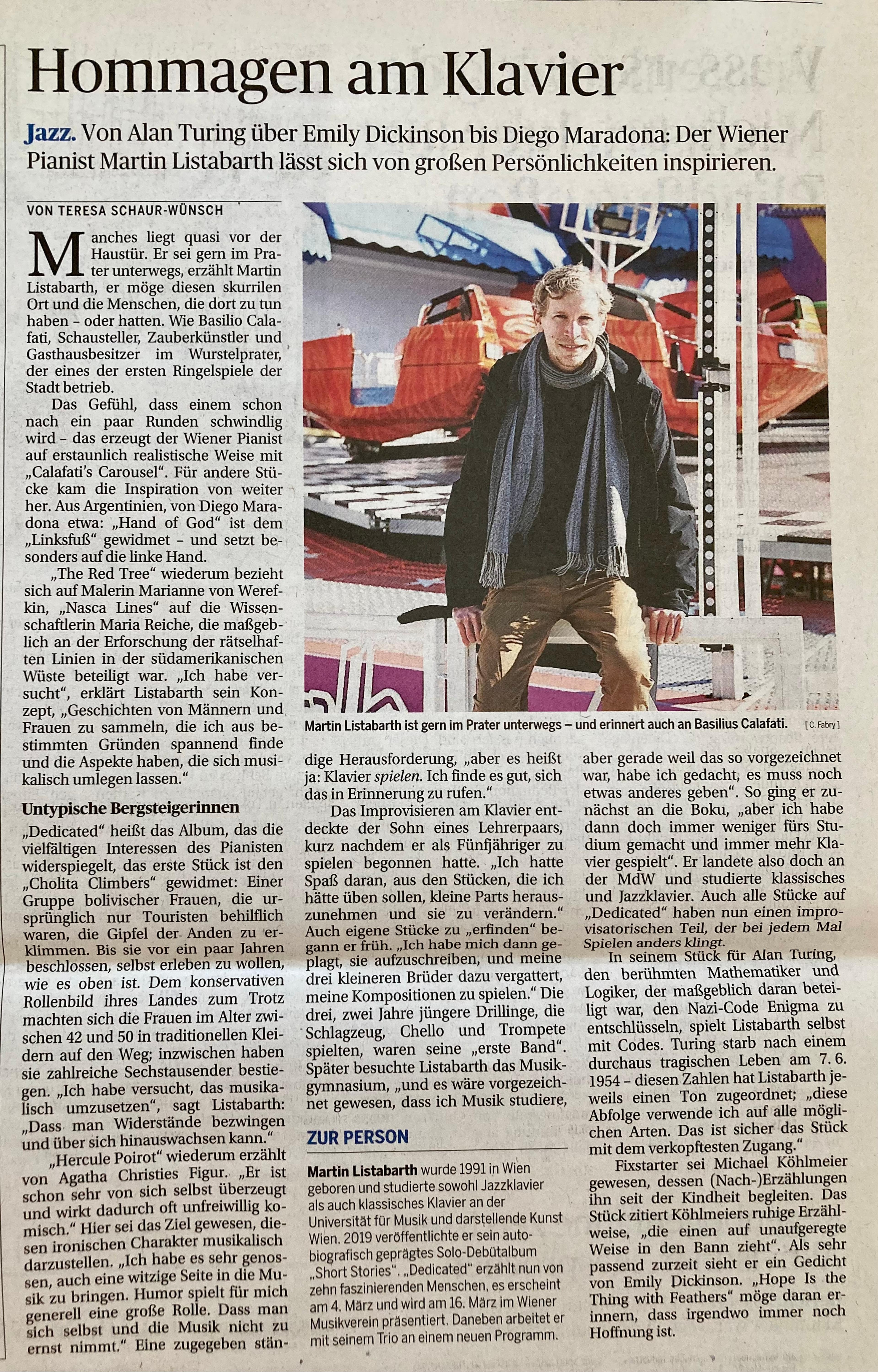 Dieser Zeitungsartikel zeigt ein Bild des Pianisten Martin Listabarth vor einem Karussel im Wiener Prater sitzend. In dem Artikel daneben wird Listabarths neues Album"Dedicated", sowie sein musikalischer Werdegang, vorgestellt.