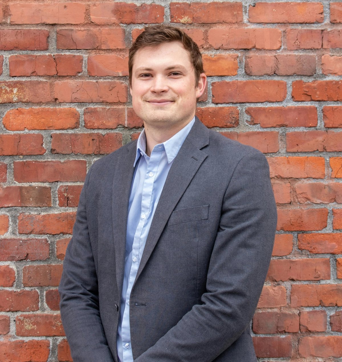 real estate agent headshot with red bricks in the background