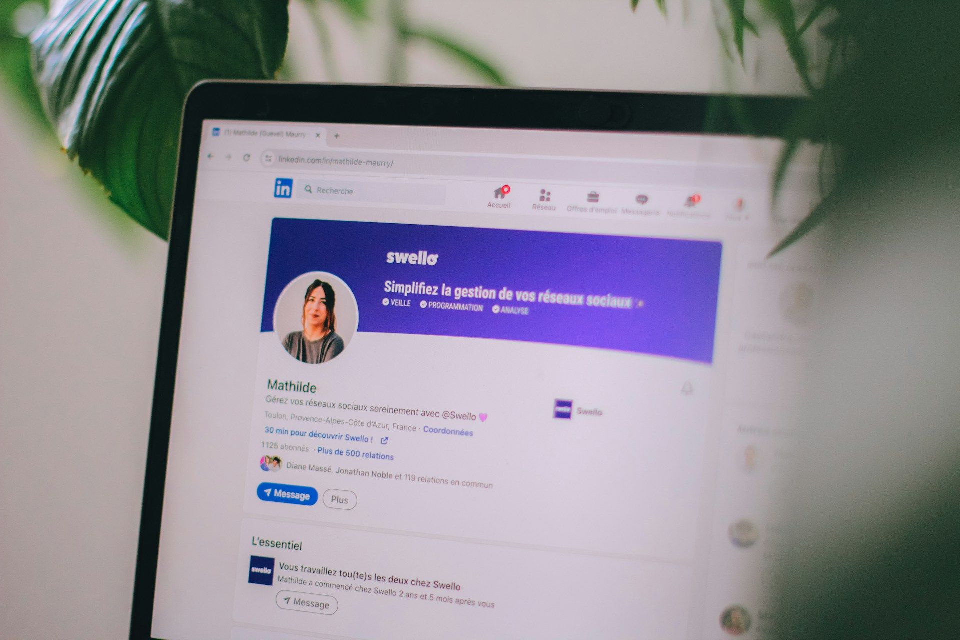 What makes an AI LinkedIn headshot look credible