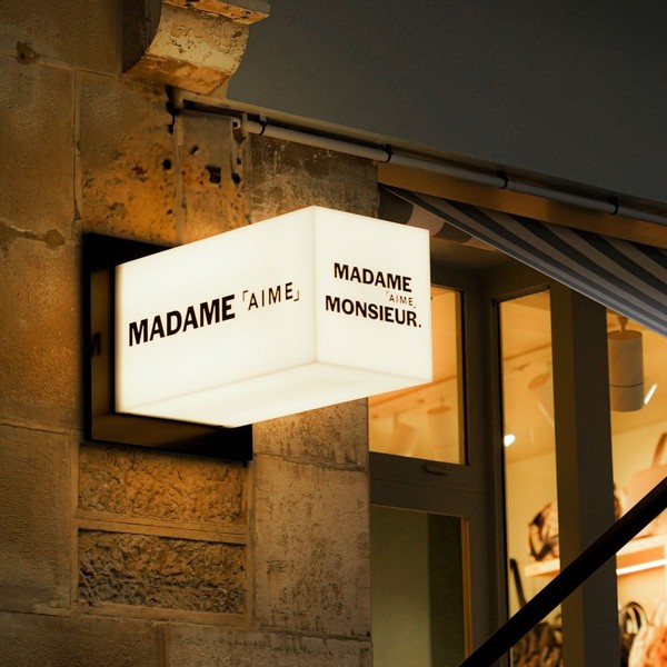 Image des réseaux sociaux : Madame, Monsieur. Biarritz