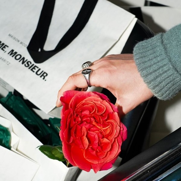 Image des réseaux sociaux : Madame, Monsieur. Biarritz