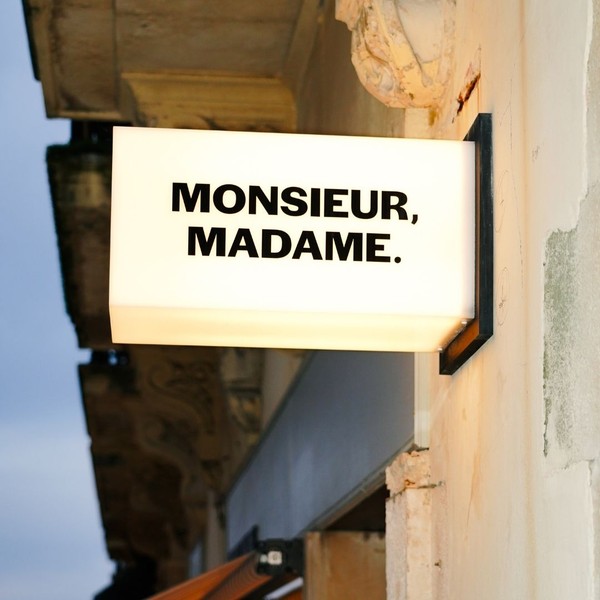 Image des réseaux sociaux : Madame, Monsieur. Biarritz
