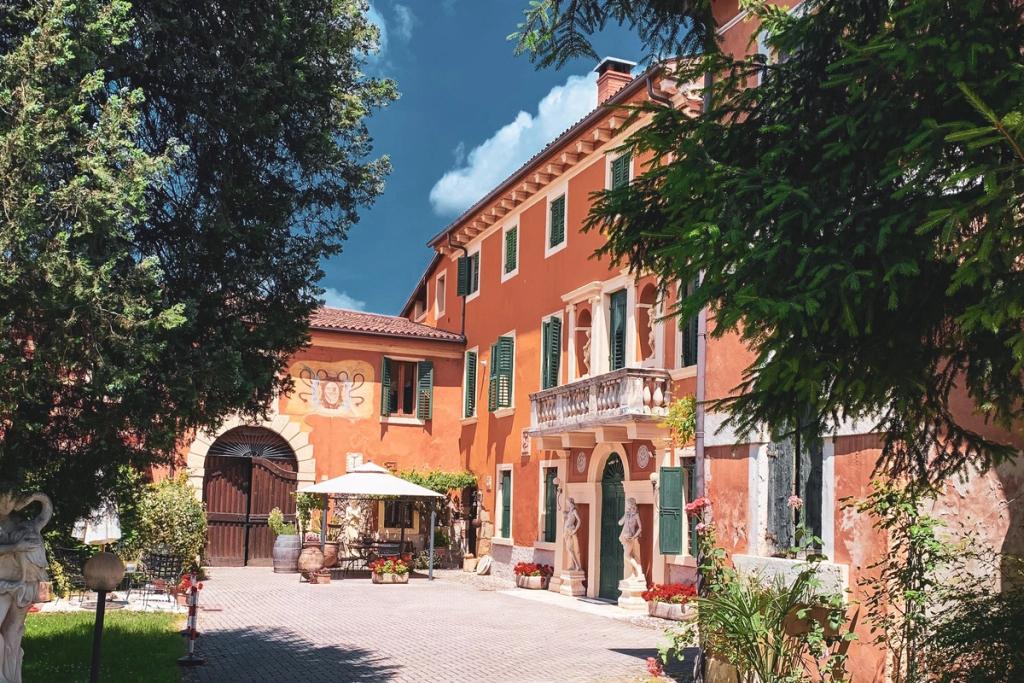La bottaia della cantina Villa Crine con botti di rovere