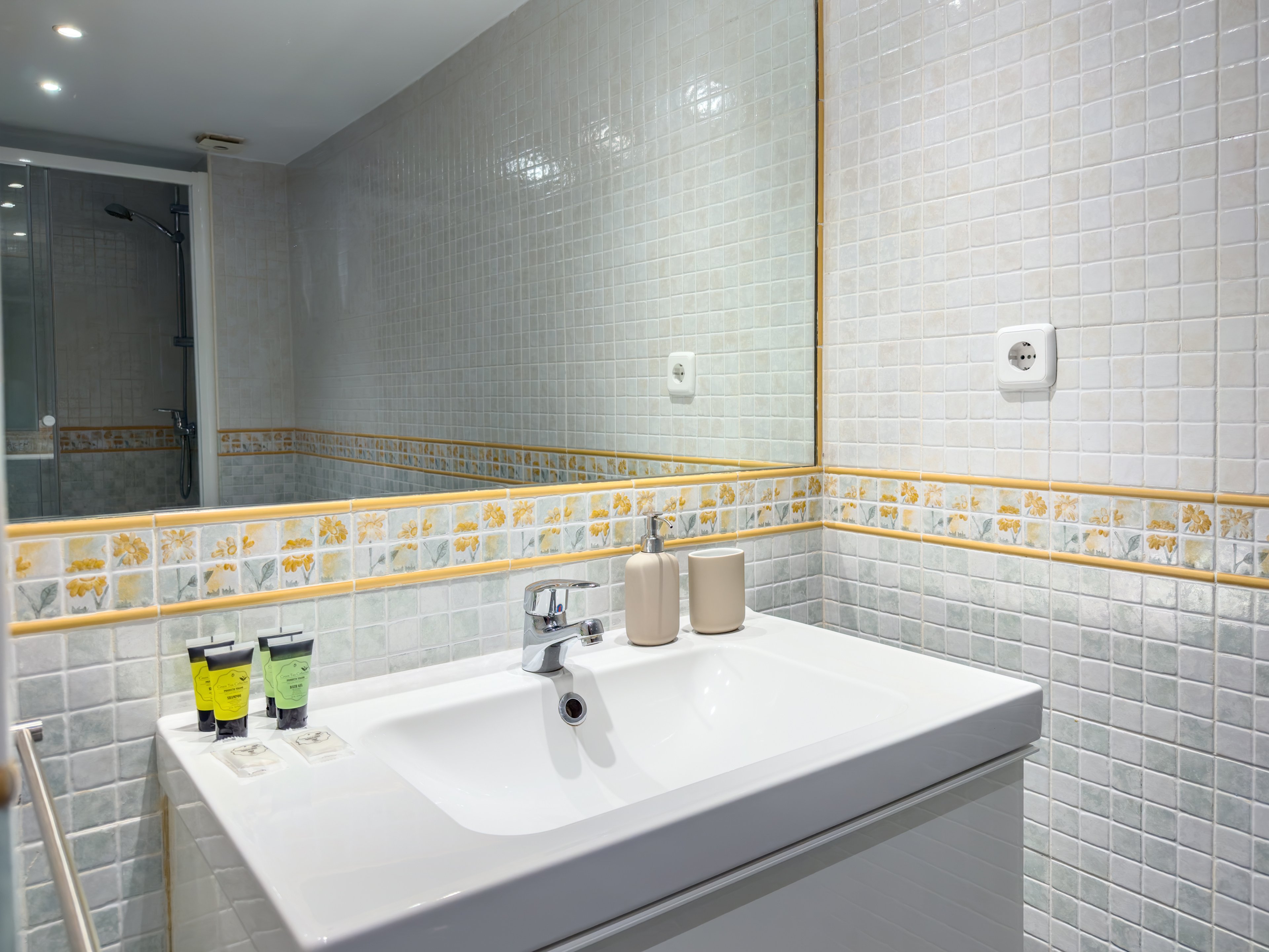 NESTIC - LIDIA - Baño apartamento amueblado con servicios