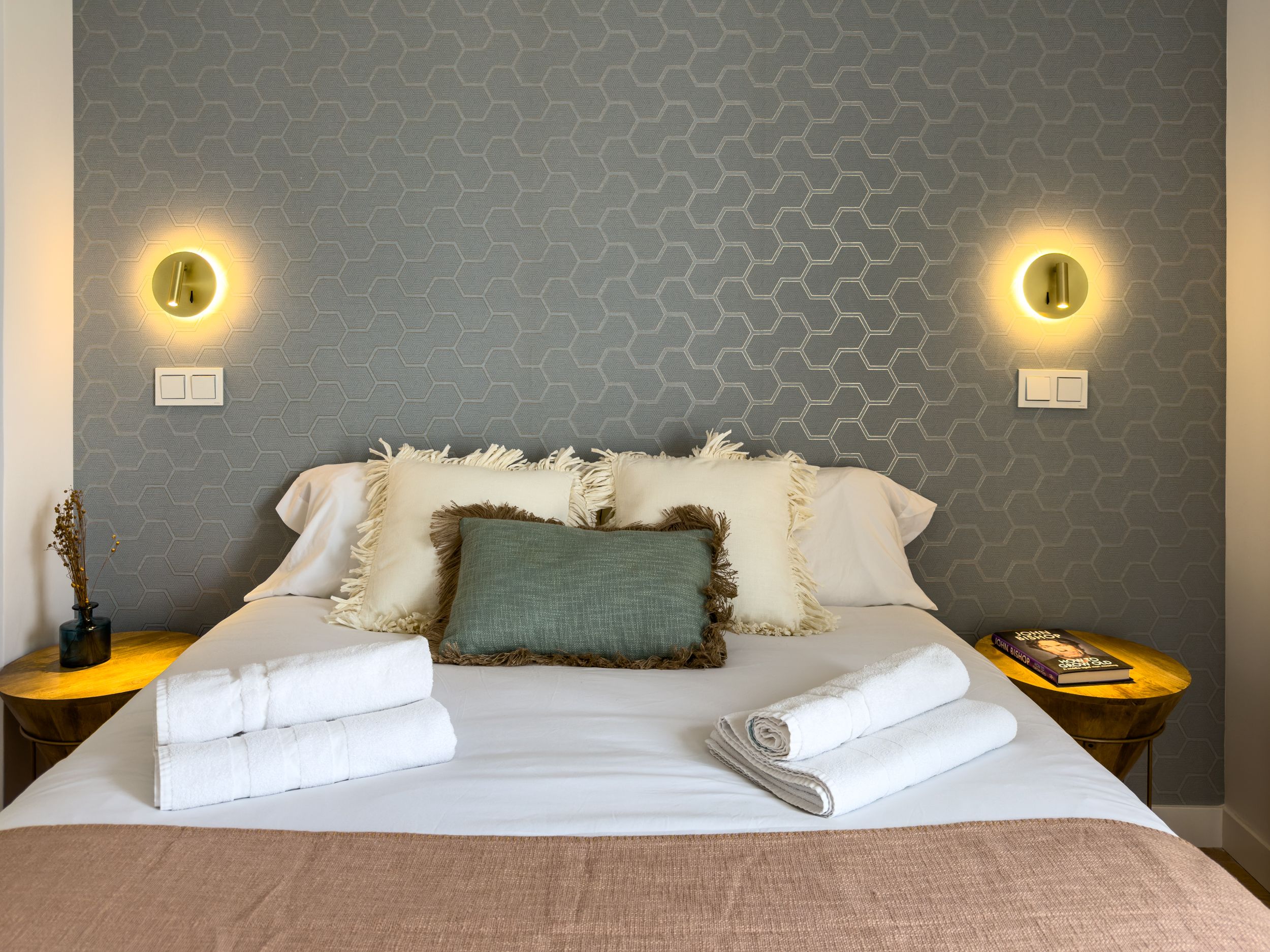 NESTIC - LAGUNARIA - Dormitorio con cama de matrimonio y armarios empotrados