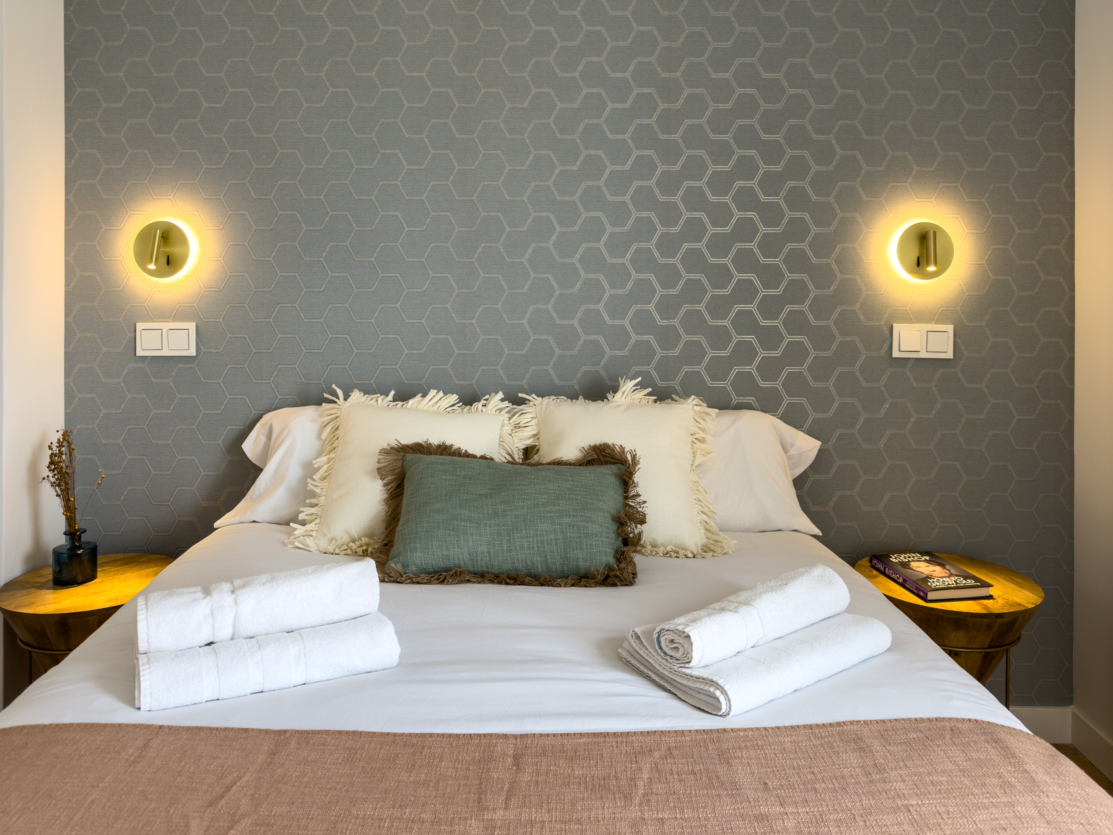 NESTIC - LAGUNARIA - Dormitorio con cama de matrimonio y armarios empotrados