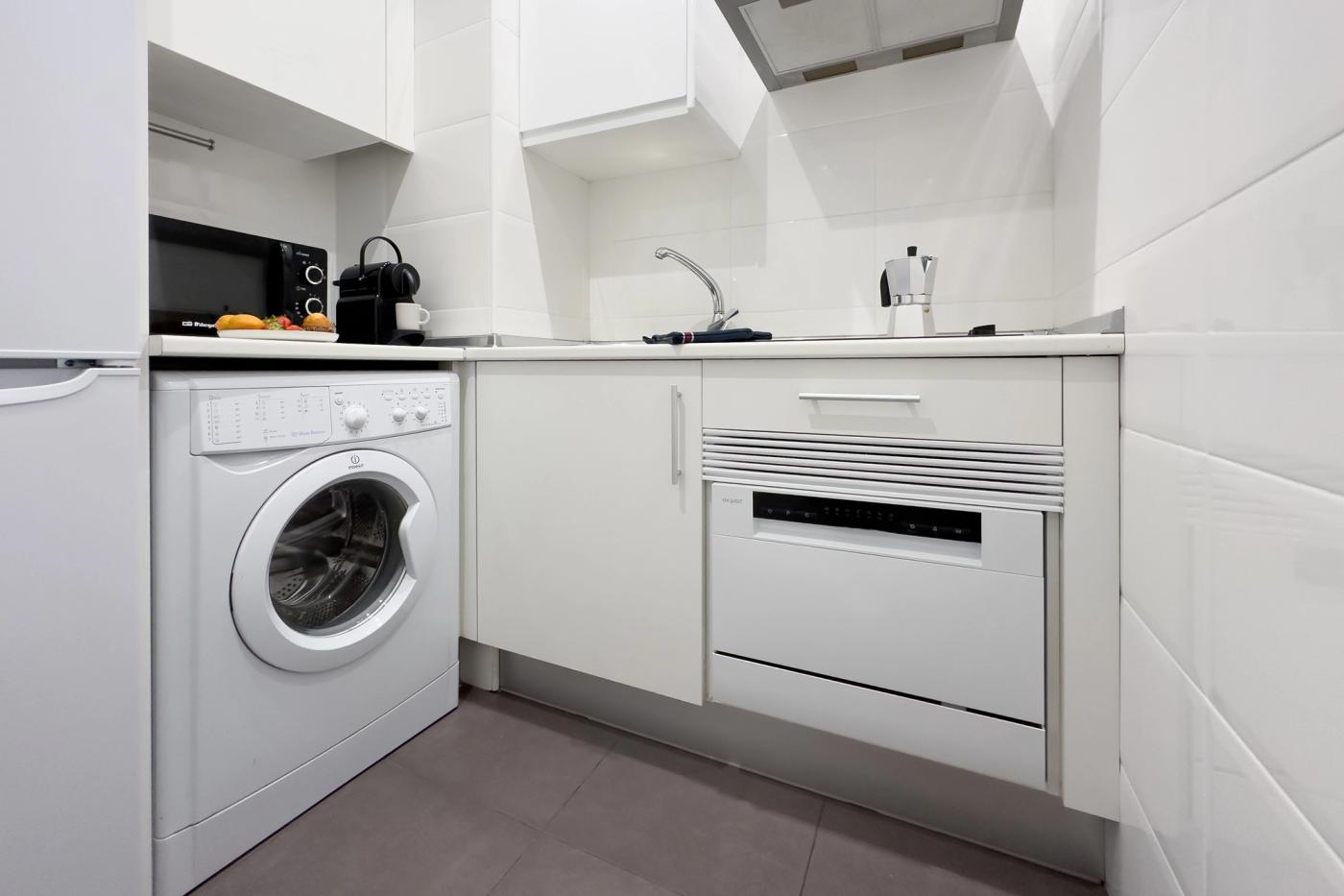 NESTIC - DARIEN - Kitchen fully furnished apartment