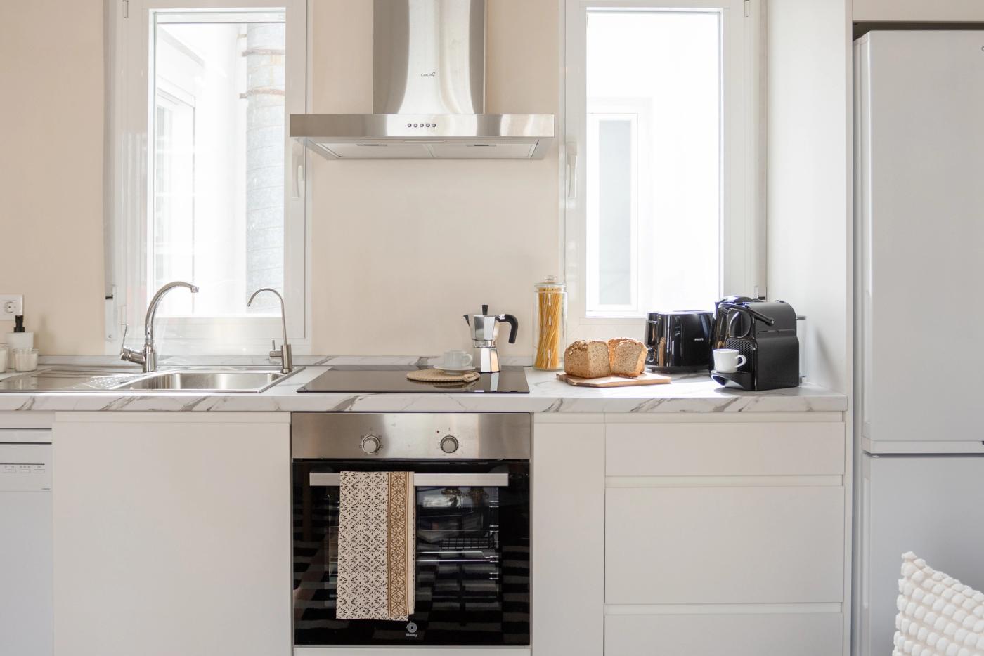 NESTIC - MORETO - Cocina Apartamento amueblado con servicios