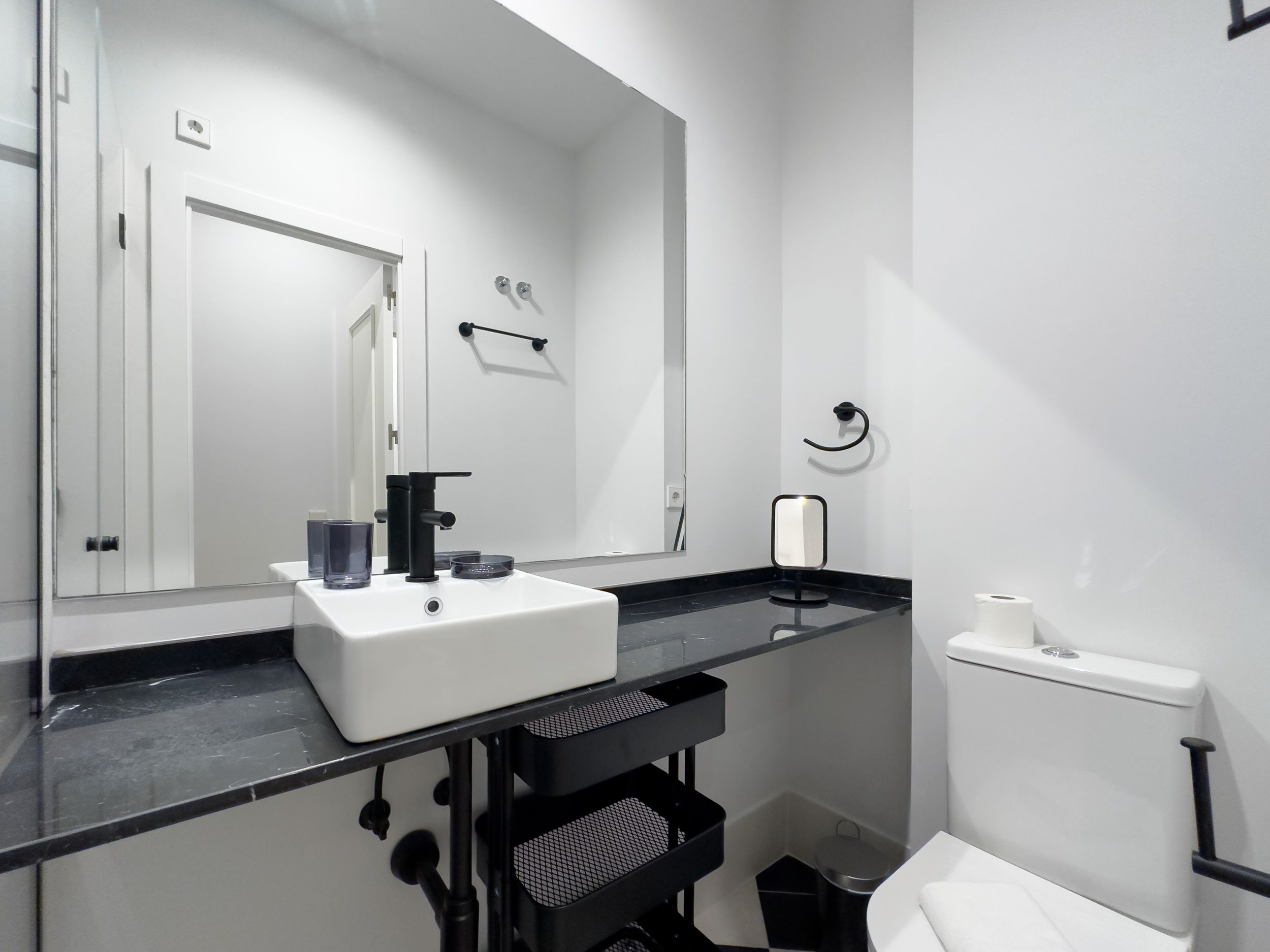 NESTIC - MENINA - Baño apartamento amueblado con servicios