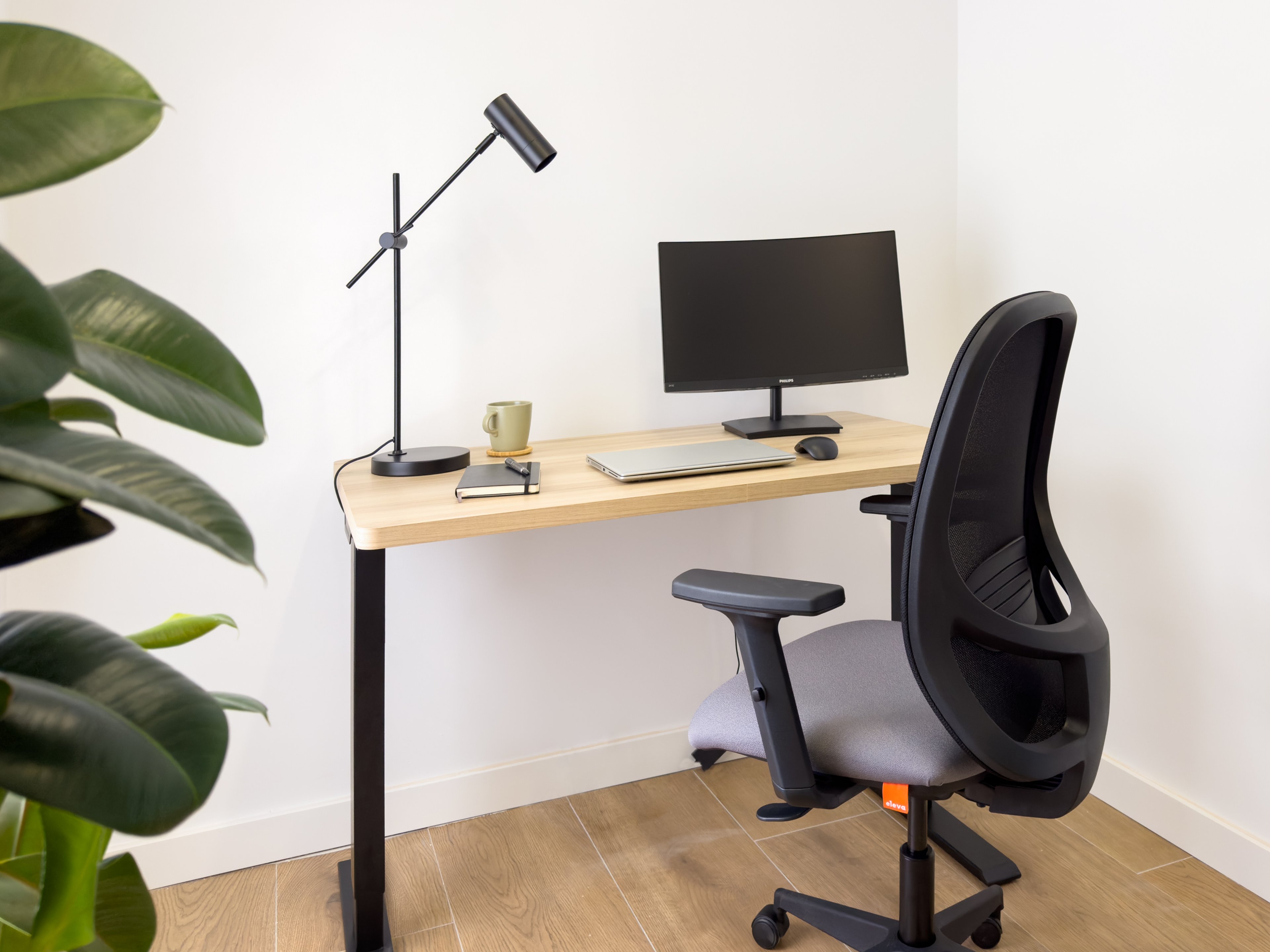 NESTIC - LAGUNARIA - Despacho profesional con pantalla, mesa elevable y silla ergonómica