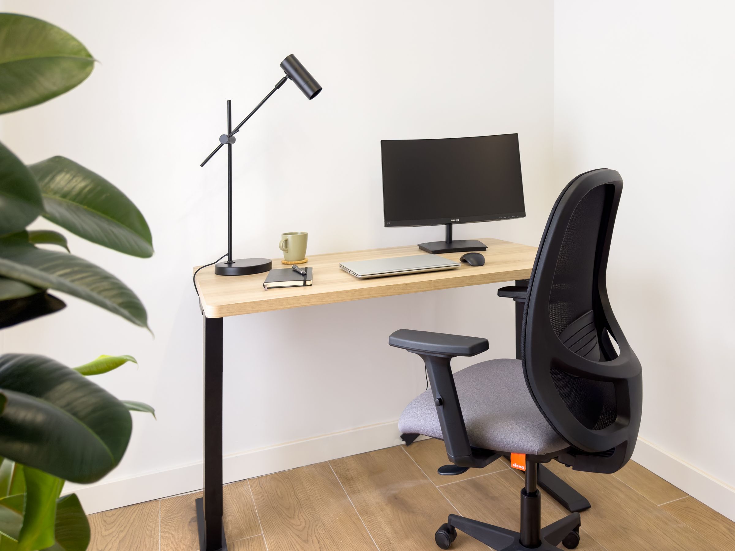 NESTIC - LAGUNARIA - Professional office with screen, elevating table and ergonomic chair