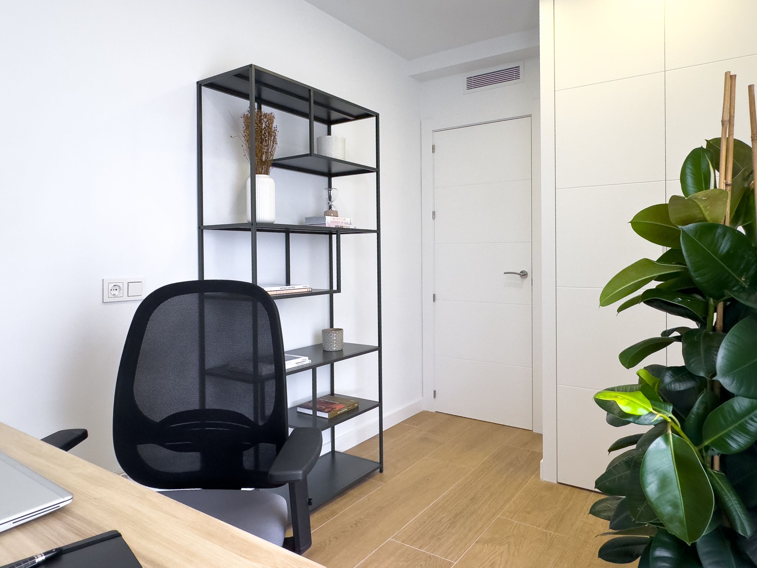 NESTIC - LAGUNARIA - Despacho profesional con pantalla, mesa elevable y silla ergonómica