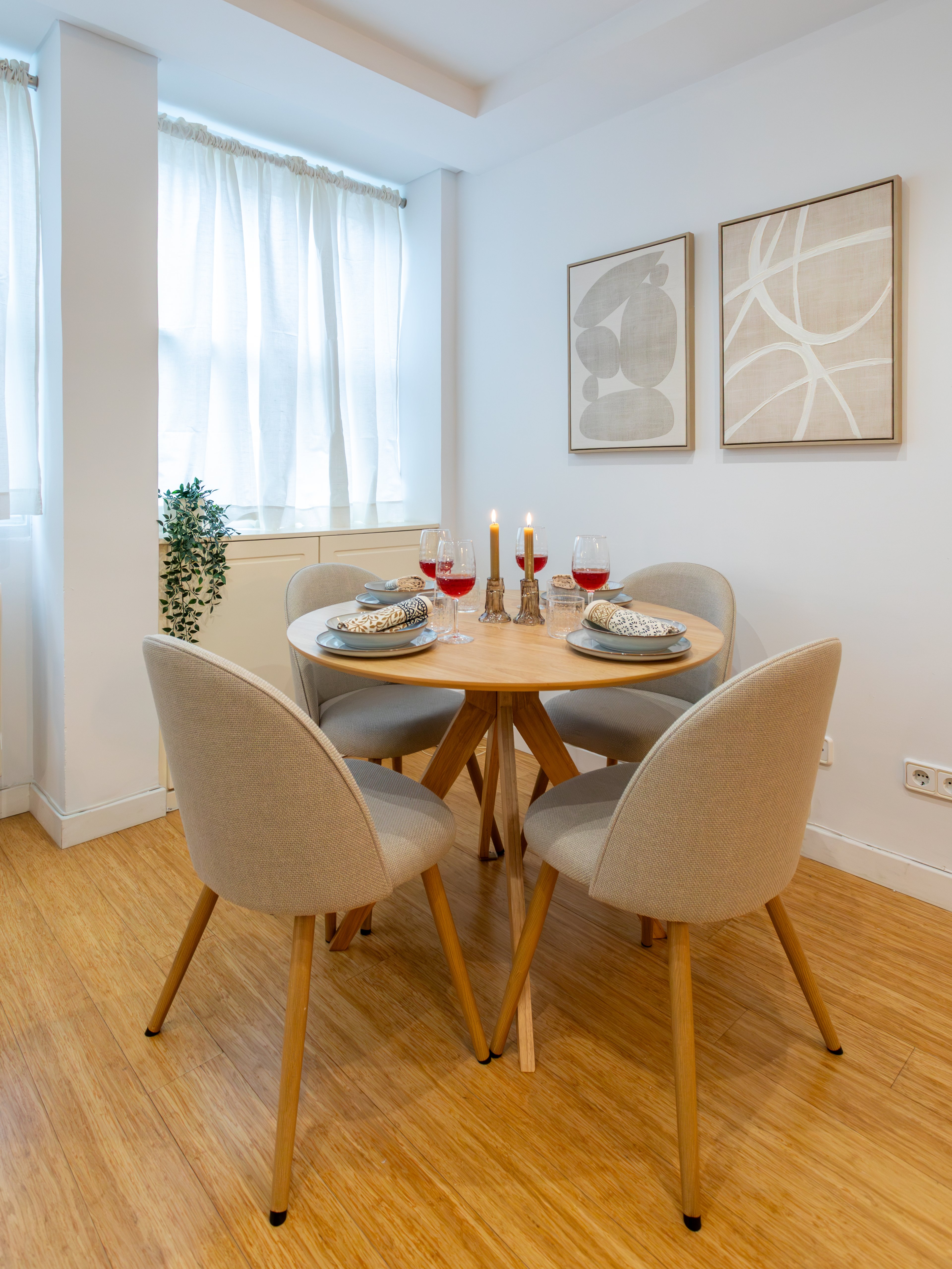 NESTIC - LIRIA - Apartamento amueblado con servicios - Comedor