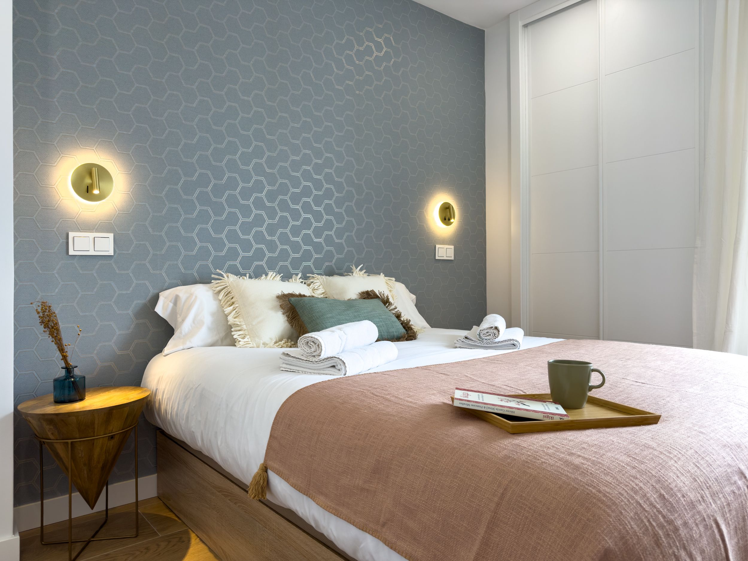 NESTIC - LAGUNARIA - Dormitorio con cama de matrimonio y armarios empotrados