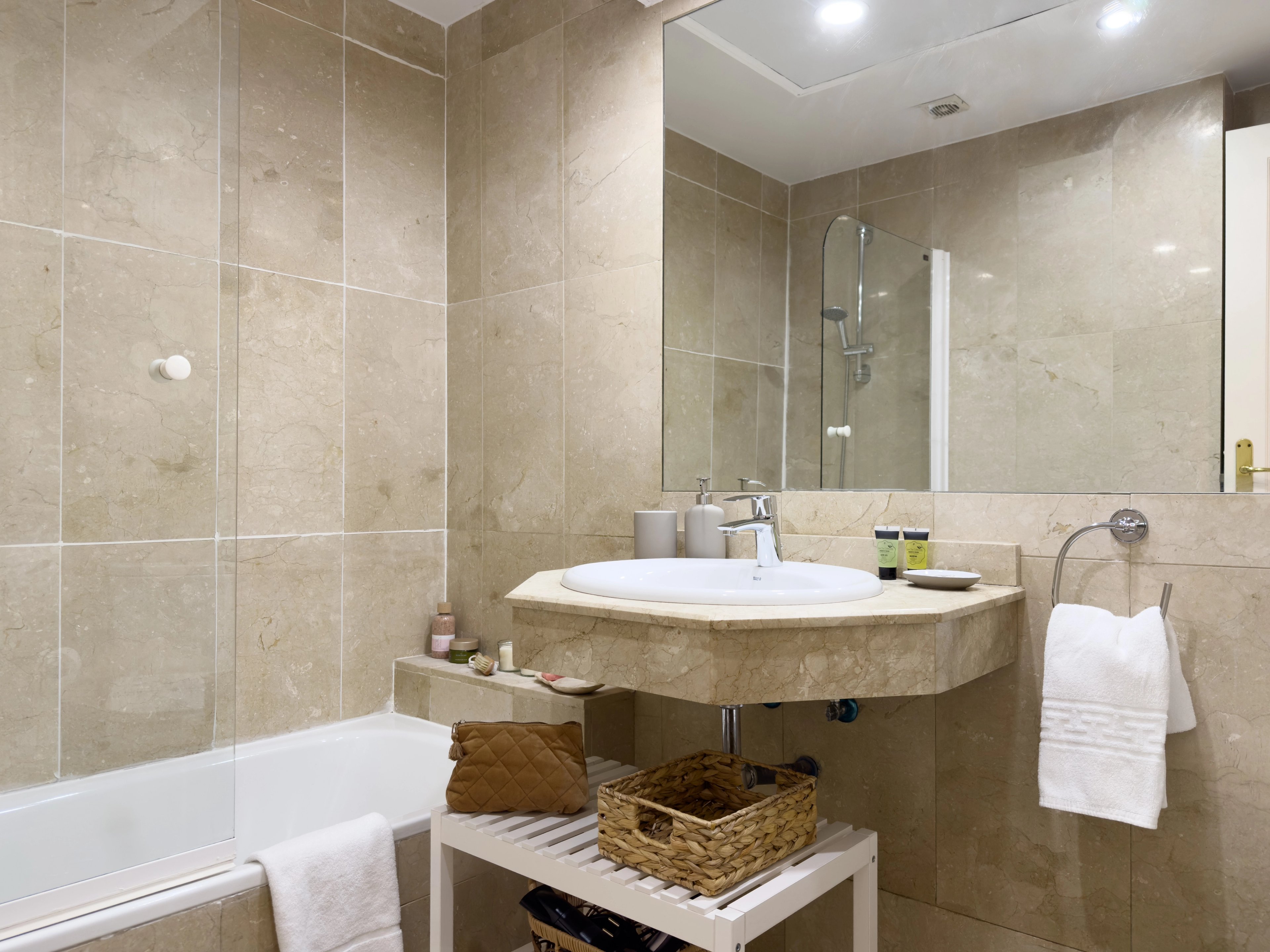 NESTIC - LANUZA - Baño apartamento amueblado con servicios