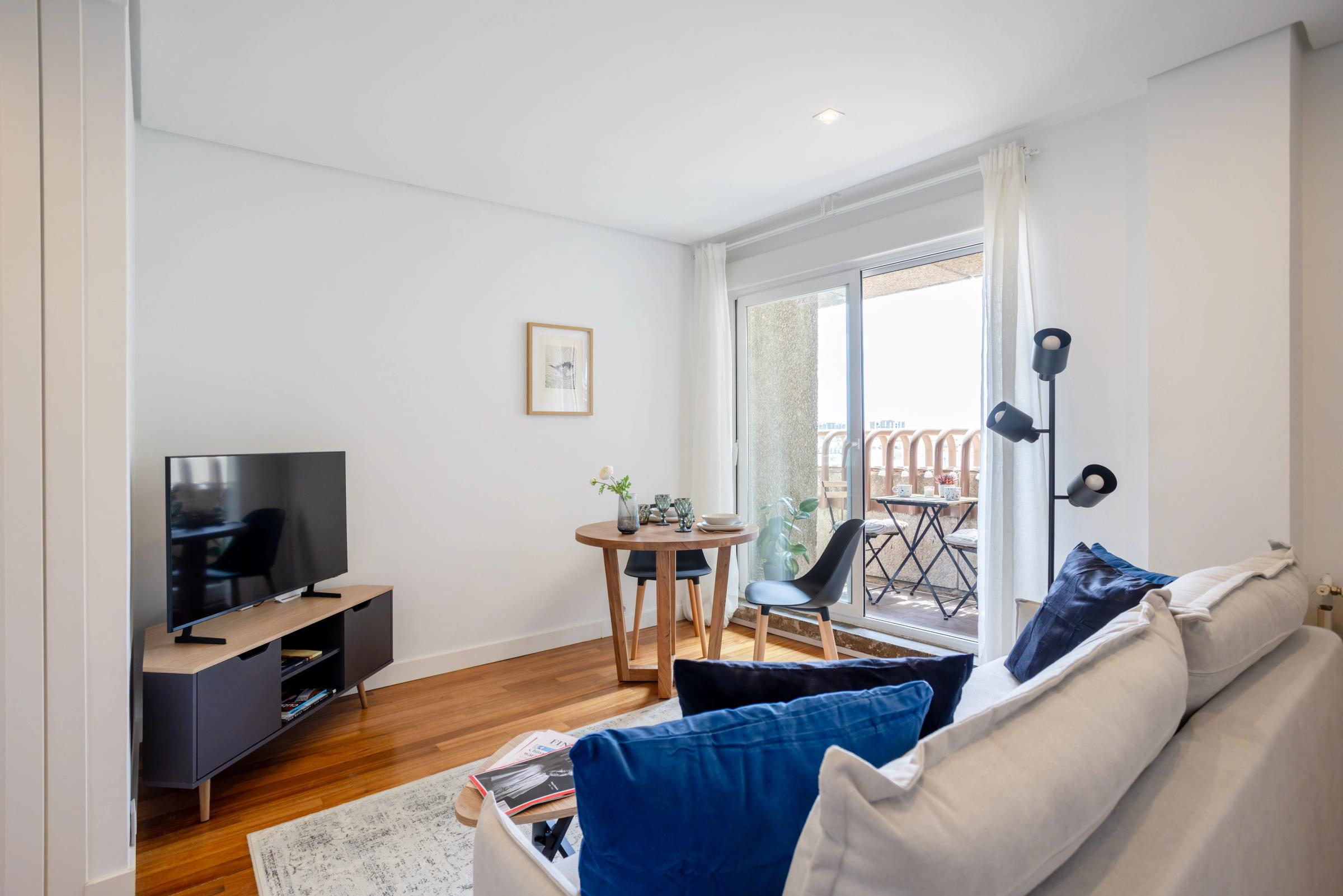 NESTIC - ALIAGA - Living room + terrace fully furnished apartment