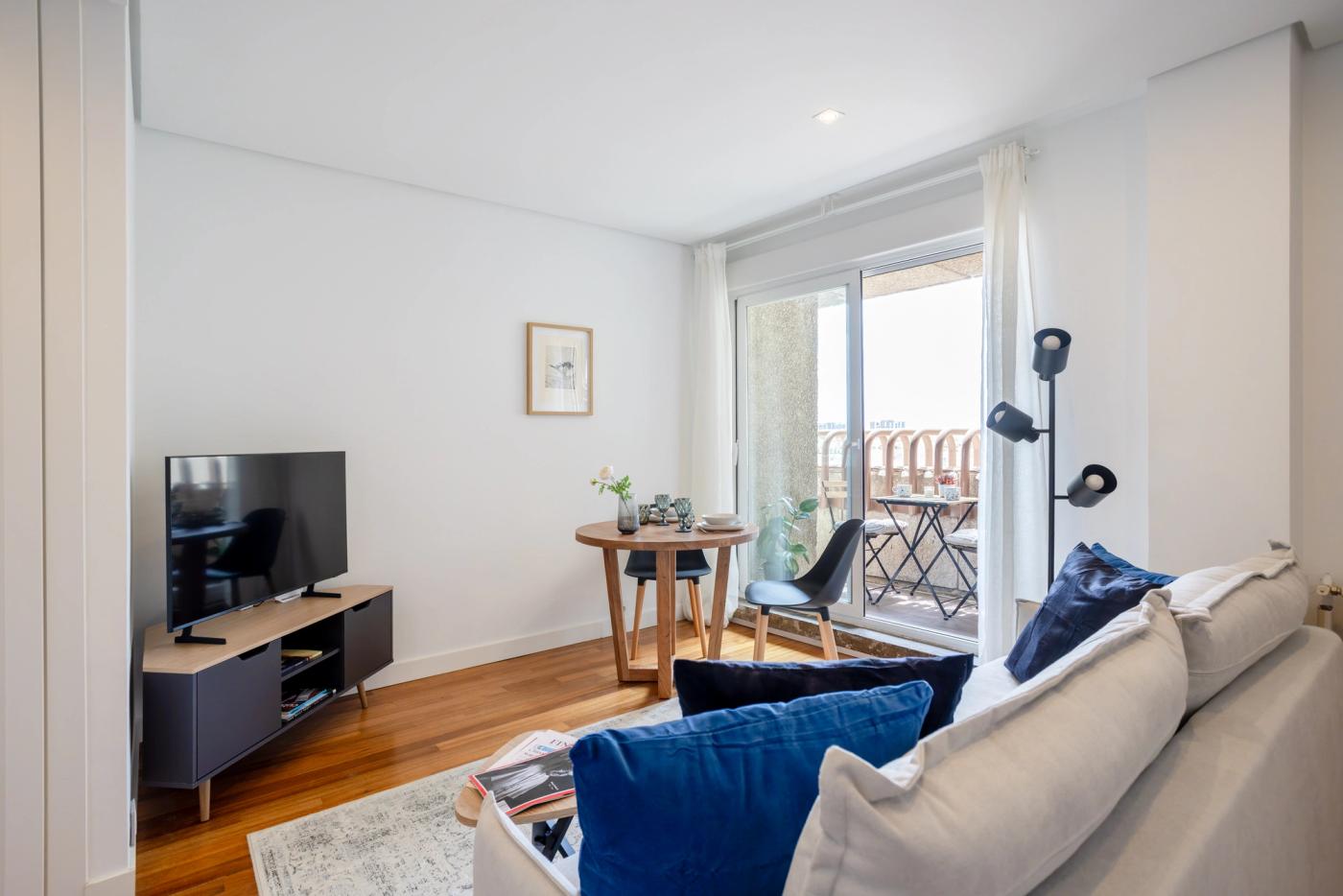 NESTIC - ALIAGA - Living room + terrace fully furnished apartment