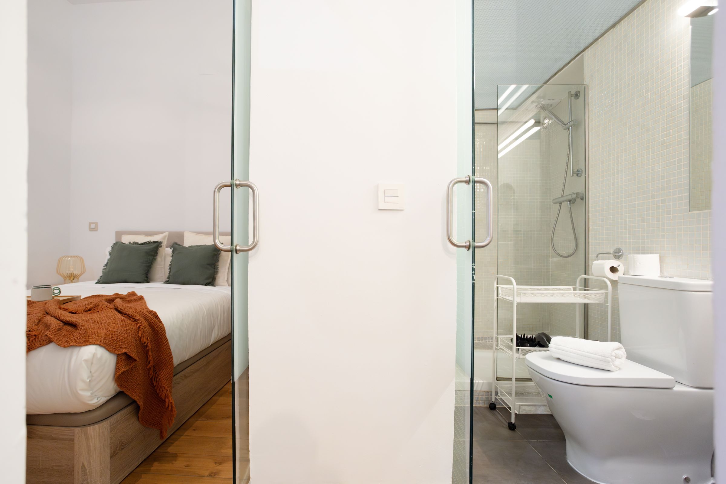 NESTIC - Mer - Bedroom and bathroom furnished apartment