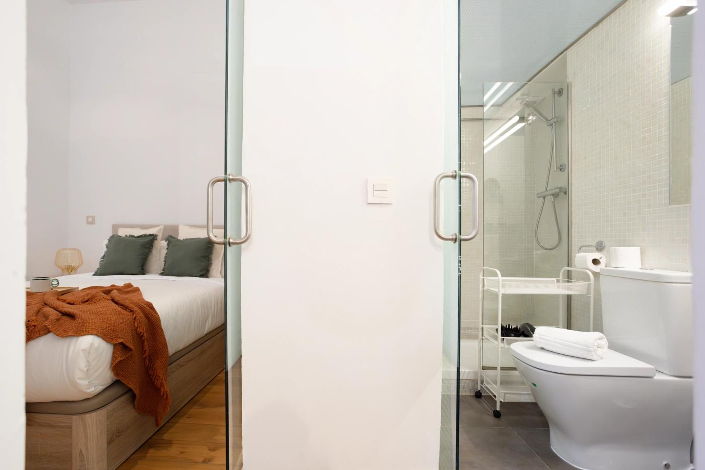 NESTIC - Mer - Bedroom and bathroom furnished apartment