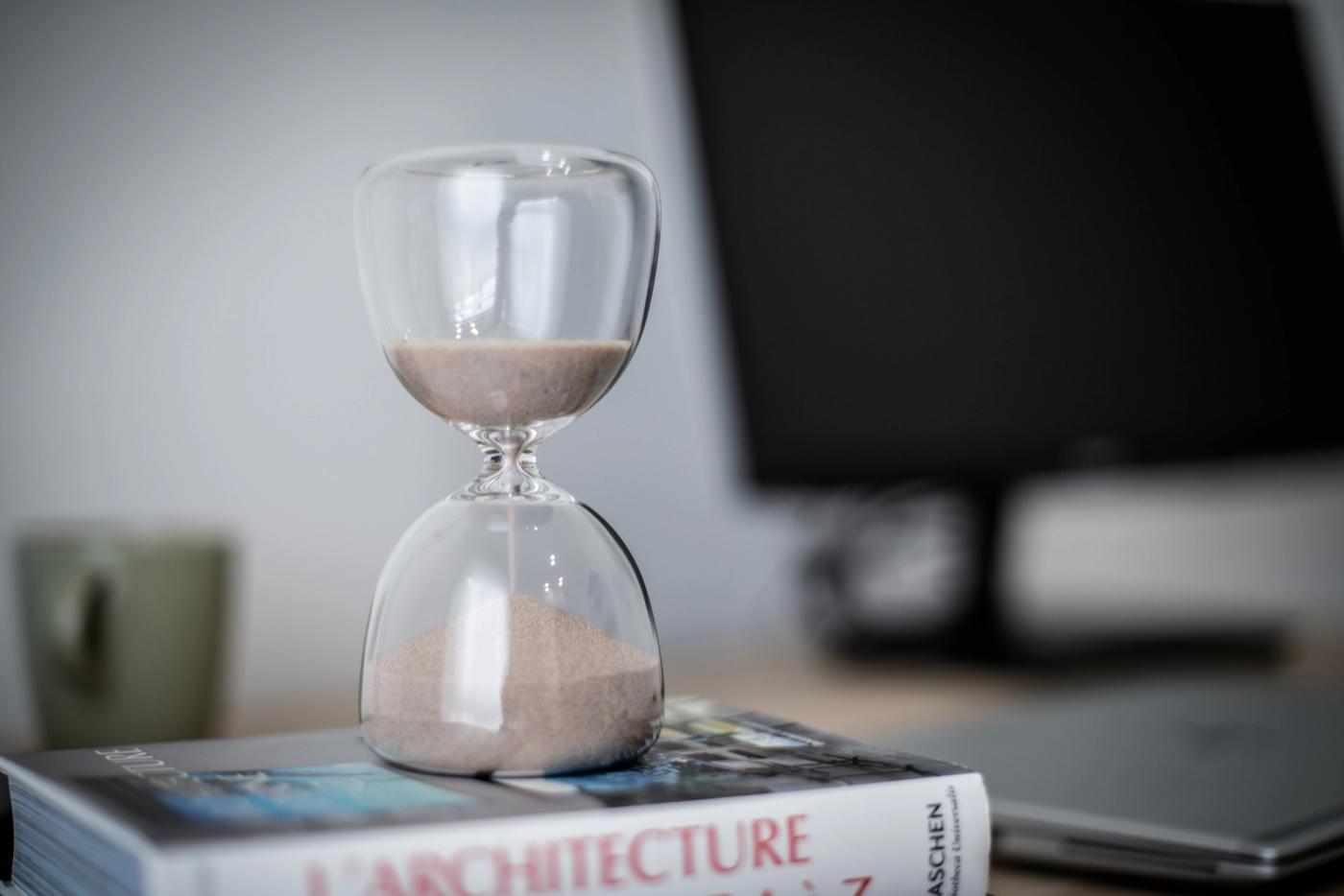 NESTIC - LAGUNARIA - Professional office with screen, elevating table and ergonomic chair