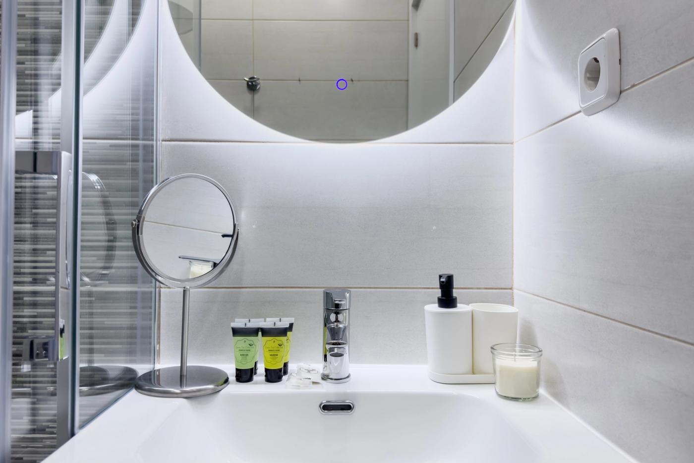 NESTIC - BAYEU - Bathroom Furnished apartment with services