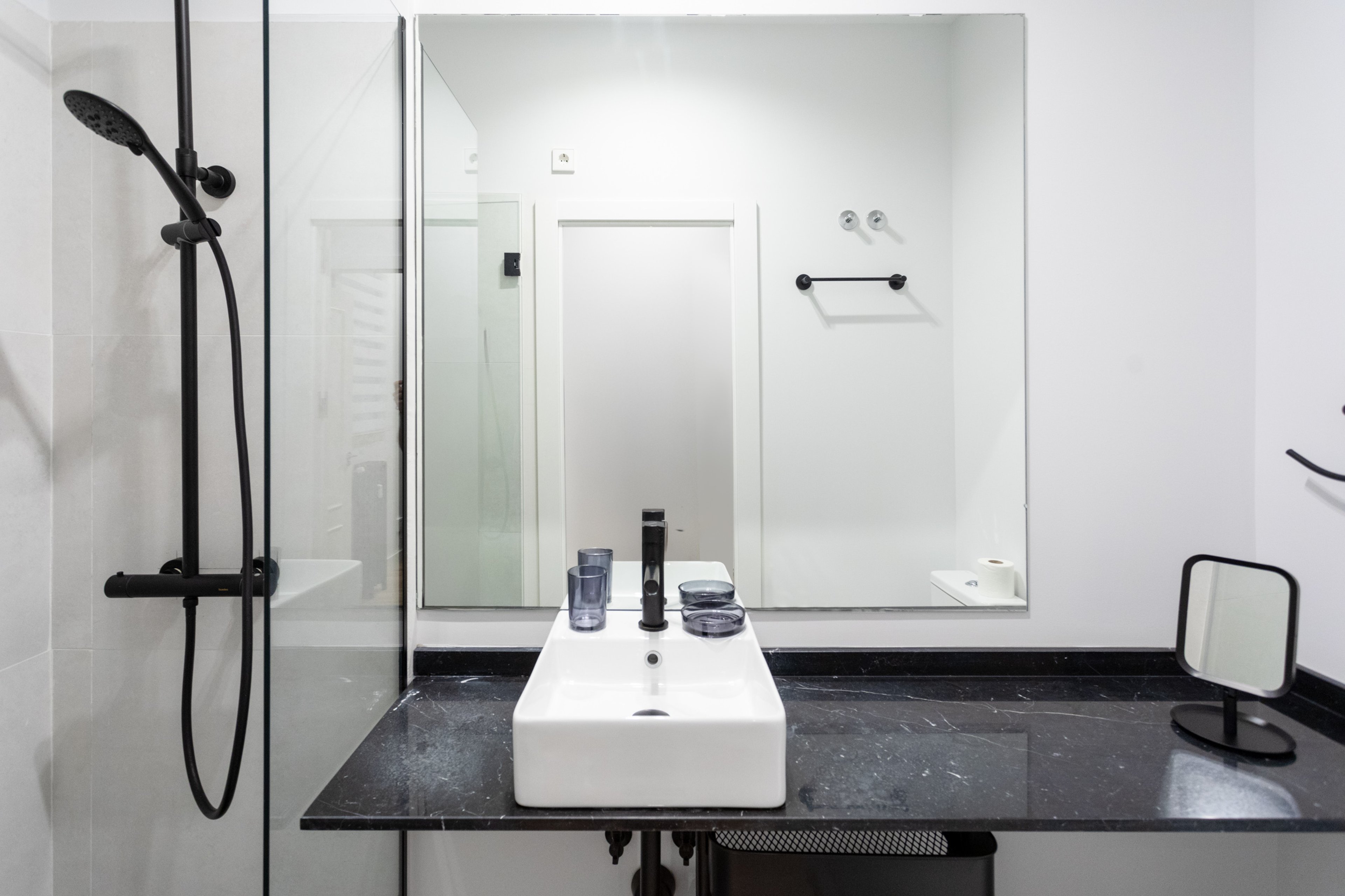 NESTIC - MENINA - Baño apartamento amueblado con servicios