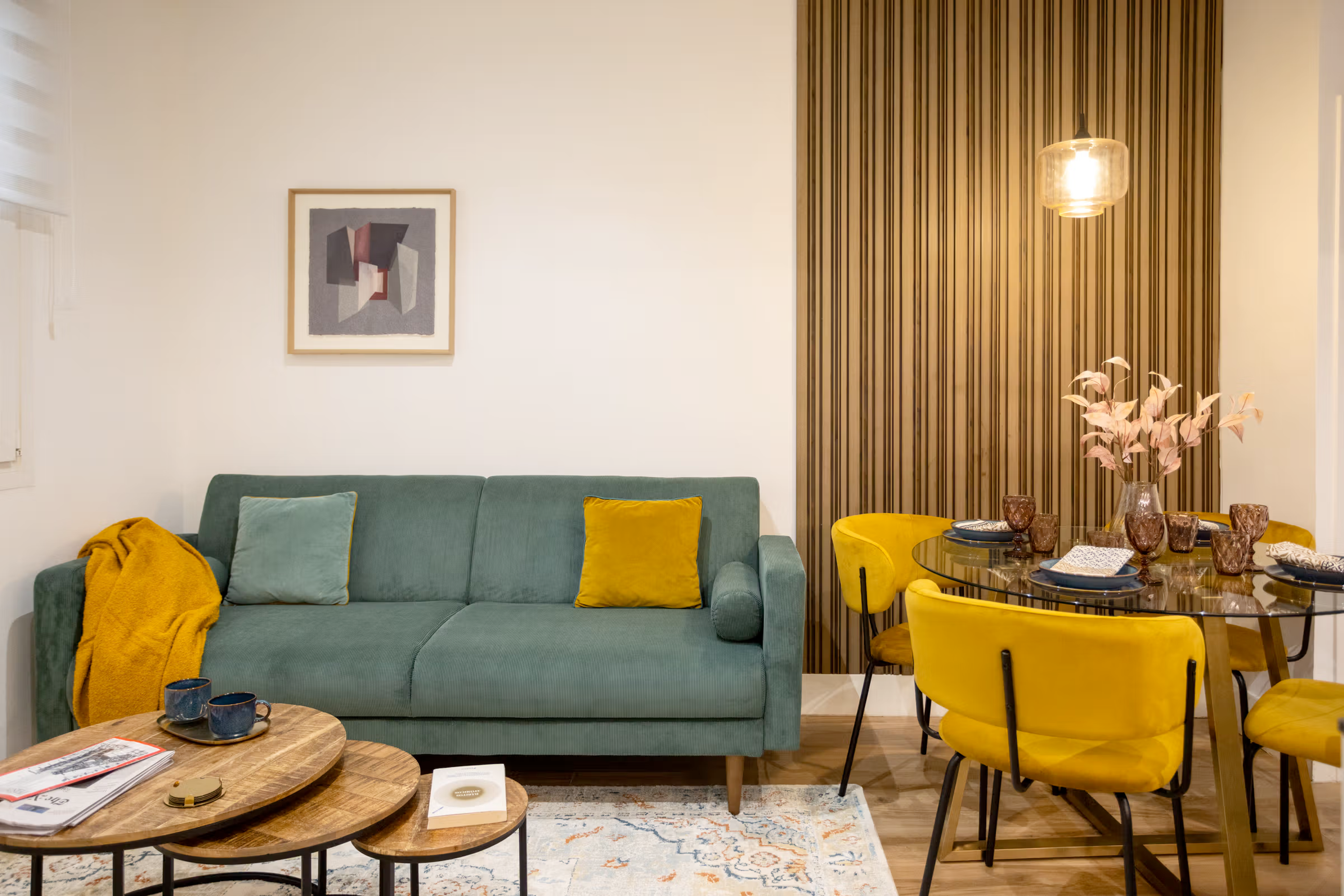 Salón luminoso de apartamento amueblado Nestic en Madrid con zona de comedor y dormitorio al fondo