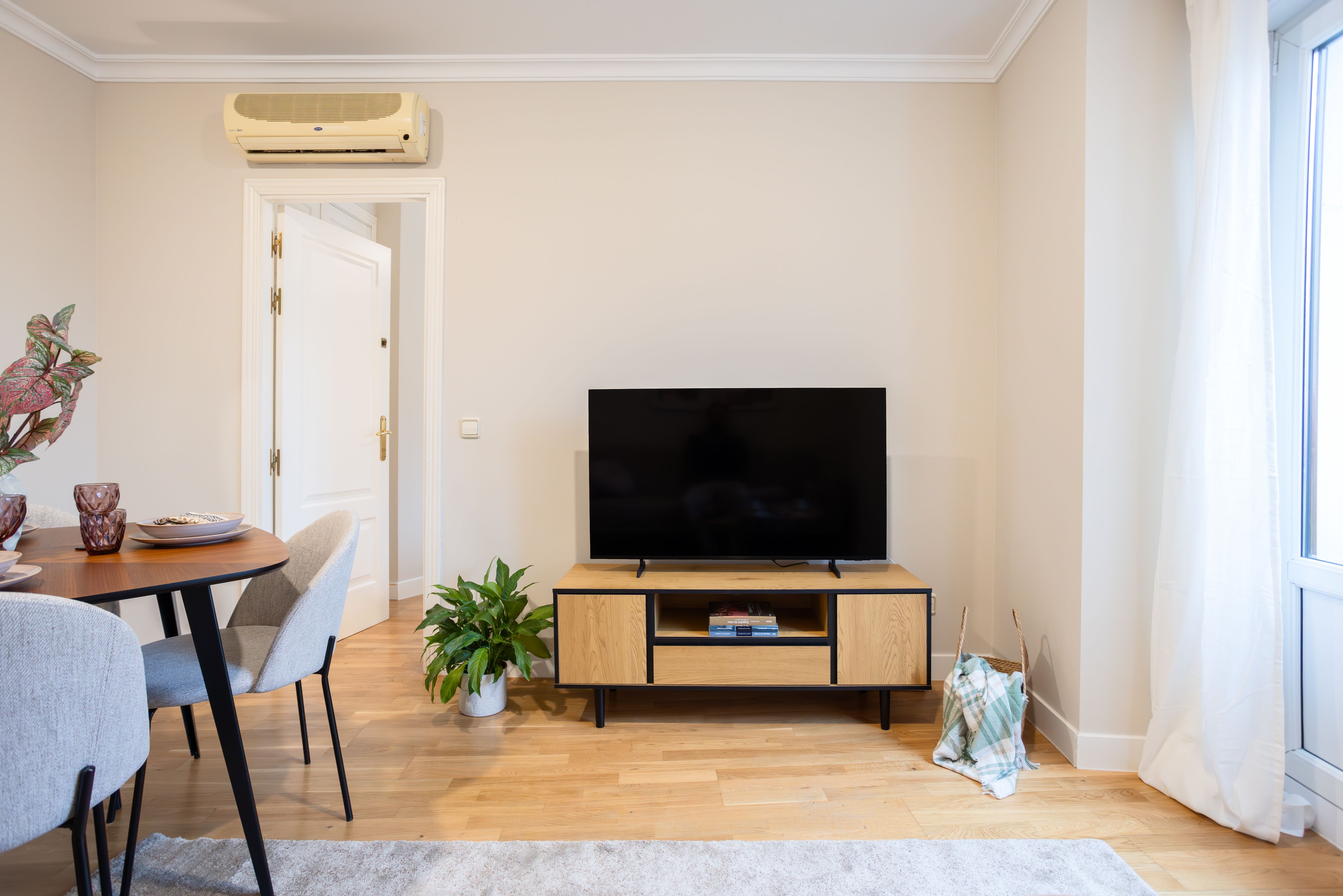 NESTIC - LANUZA - Salón apartamento amueblado con servicios