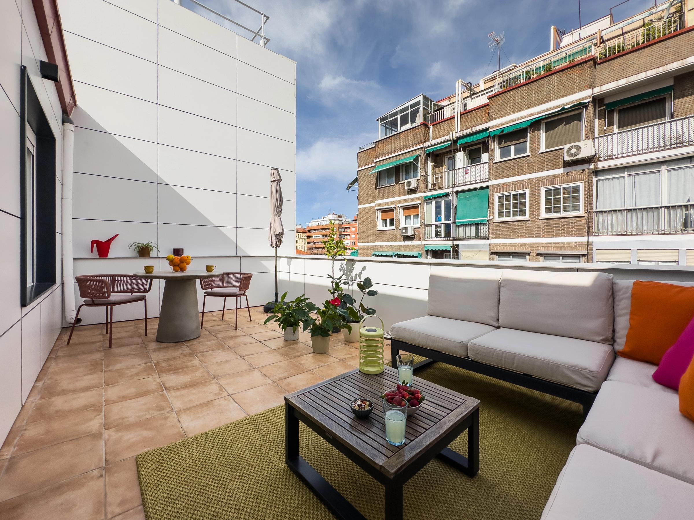 NESTIC - MORETO - Terraza Apartamento amueblado con servicios