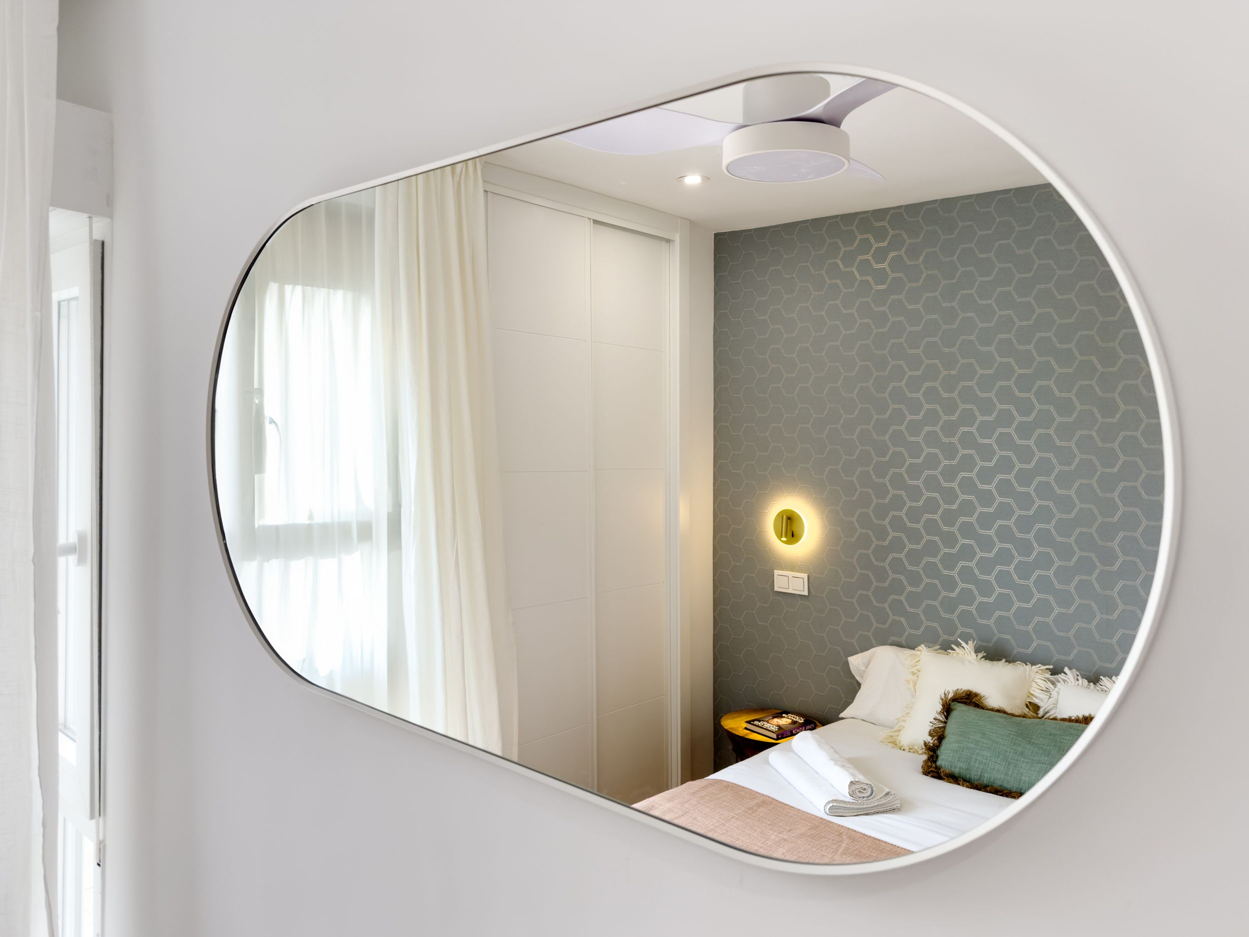 NESTIC - LAGUNARIA - Dormitorio con cama de matrimonio y armarios empotrados