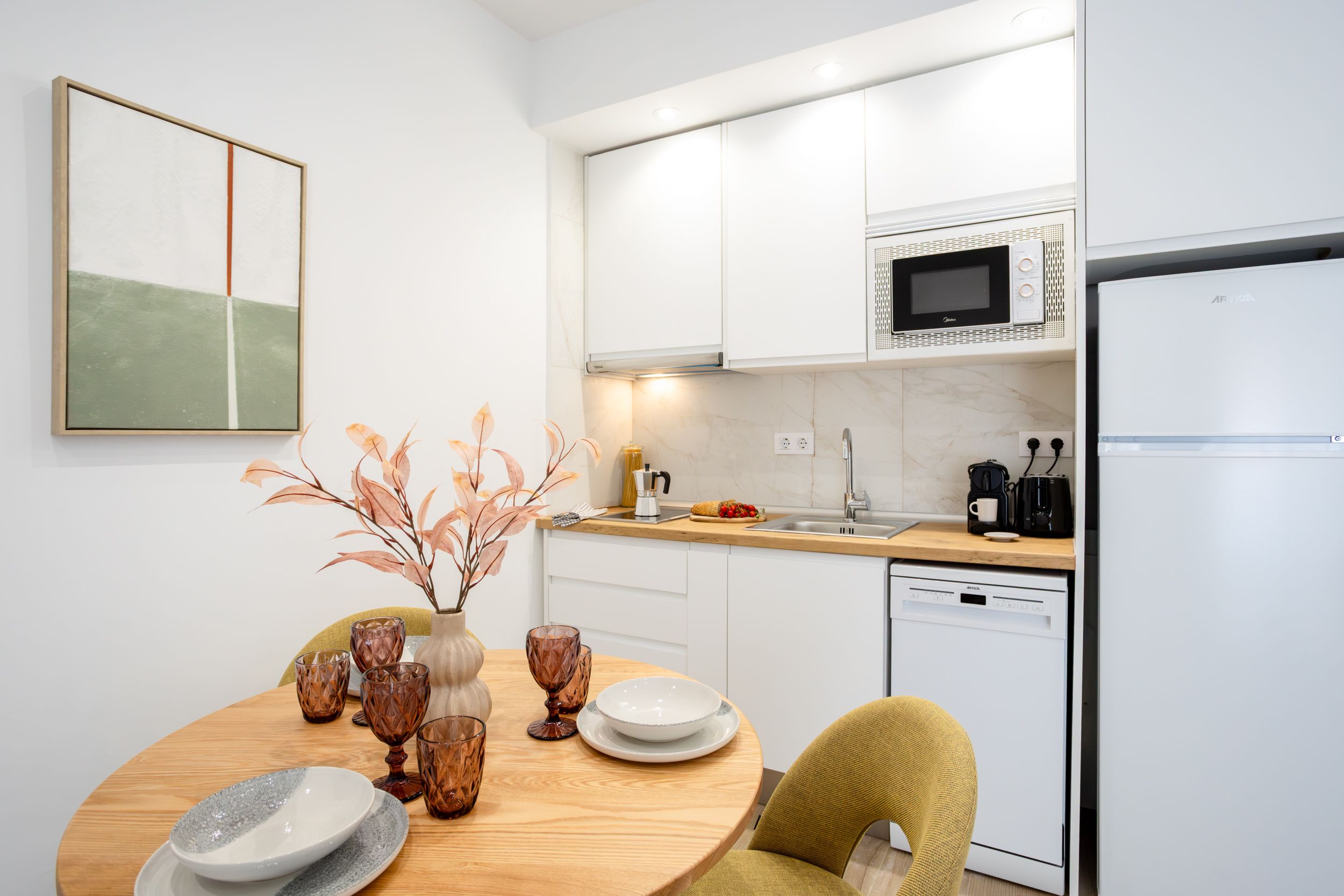 NESTIC - BARCINO - Comedor apartamento amueblado con servicios