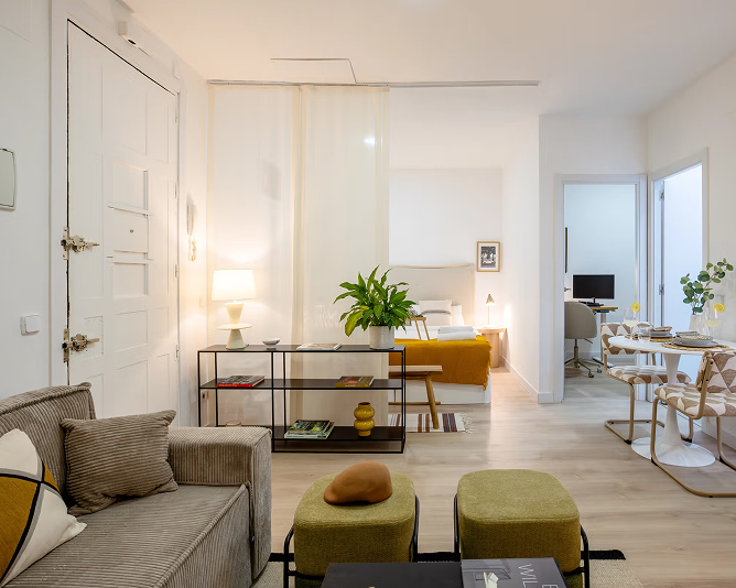 Interior de apartamento amueblado Nestic en Madrid con salón, comedor y zona de descanso