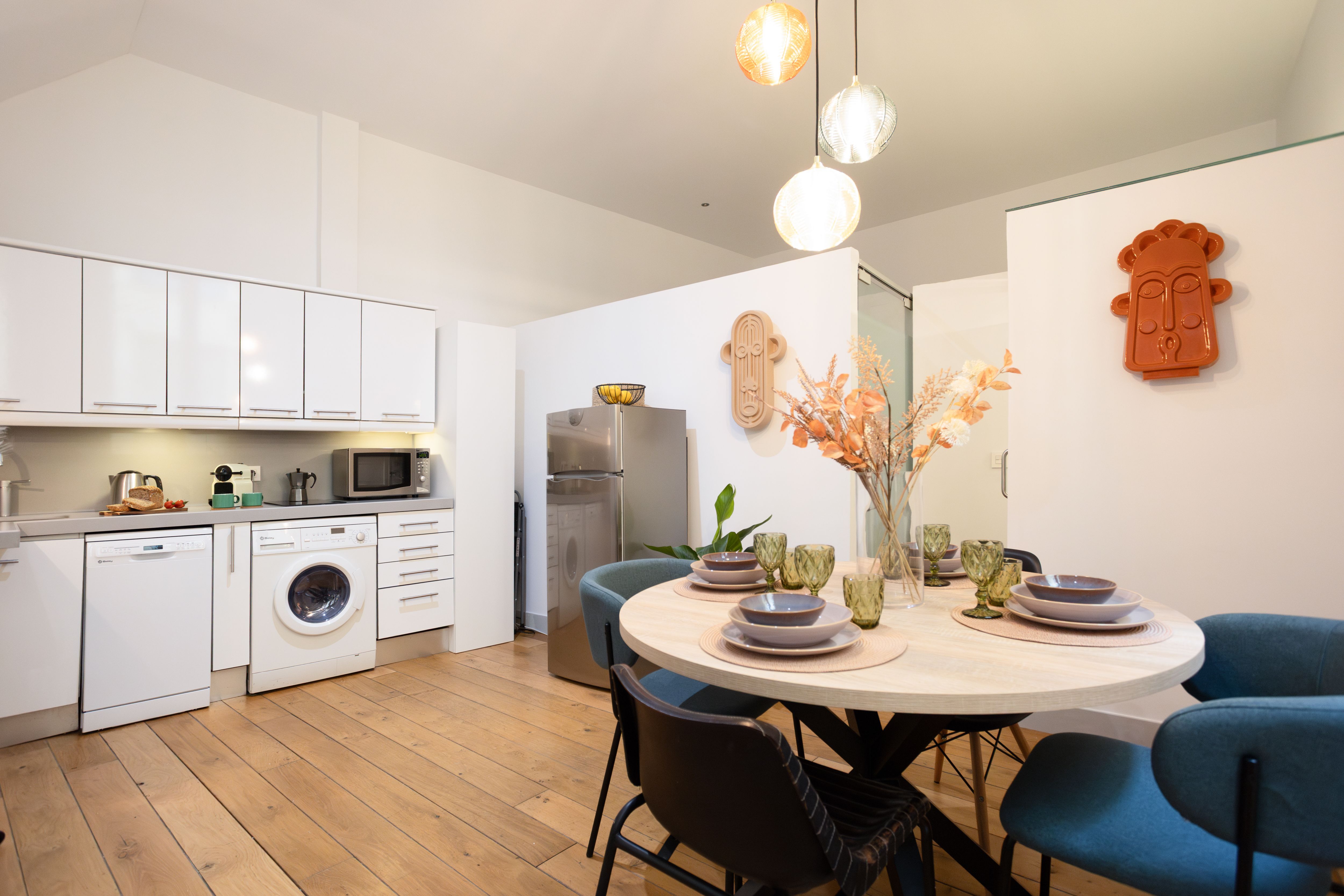 NESTIC - Mer - Comedor y cocina apartamento amueblado