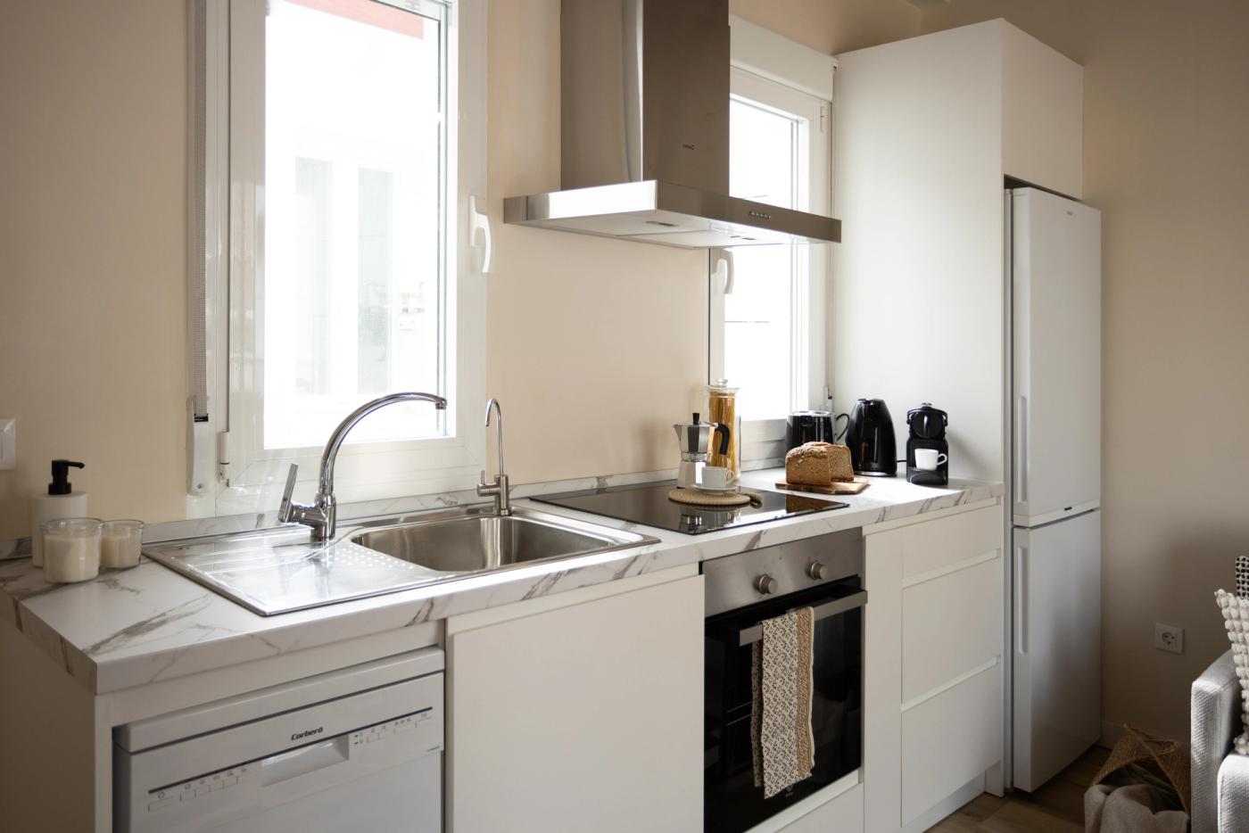 NESTIC - MORETO - Cocina Apartamento amueblado con servicios